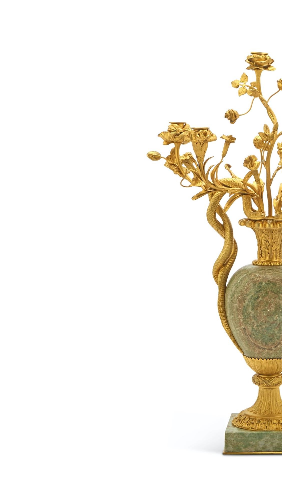 19. Jahrhundert Vergoldete Bronze / Marmor Louis XVI Stil Fünf Arm Kandelaber im Zustand „Gut“ im Angebot in Tarry Town, NY