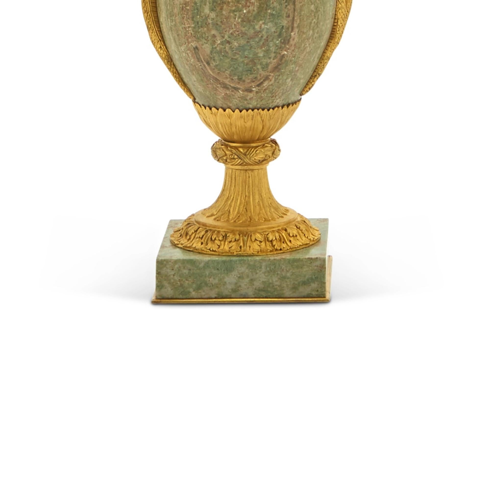 19. Jahrhundert Vergoldete Bronze / Marmor Louis XVI Stil Fünf Arm Kandelaber (Mittleres 19. Jahrhundert) im Angebot