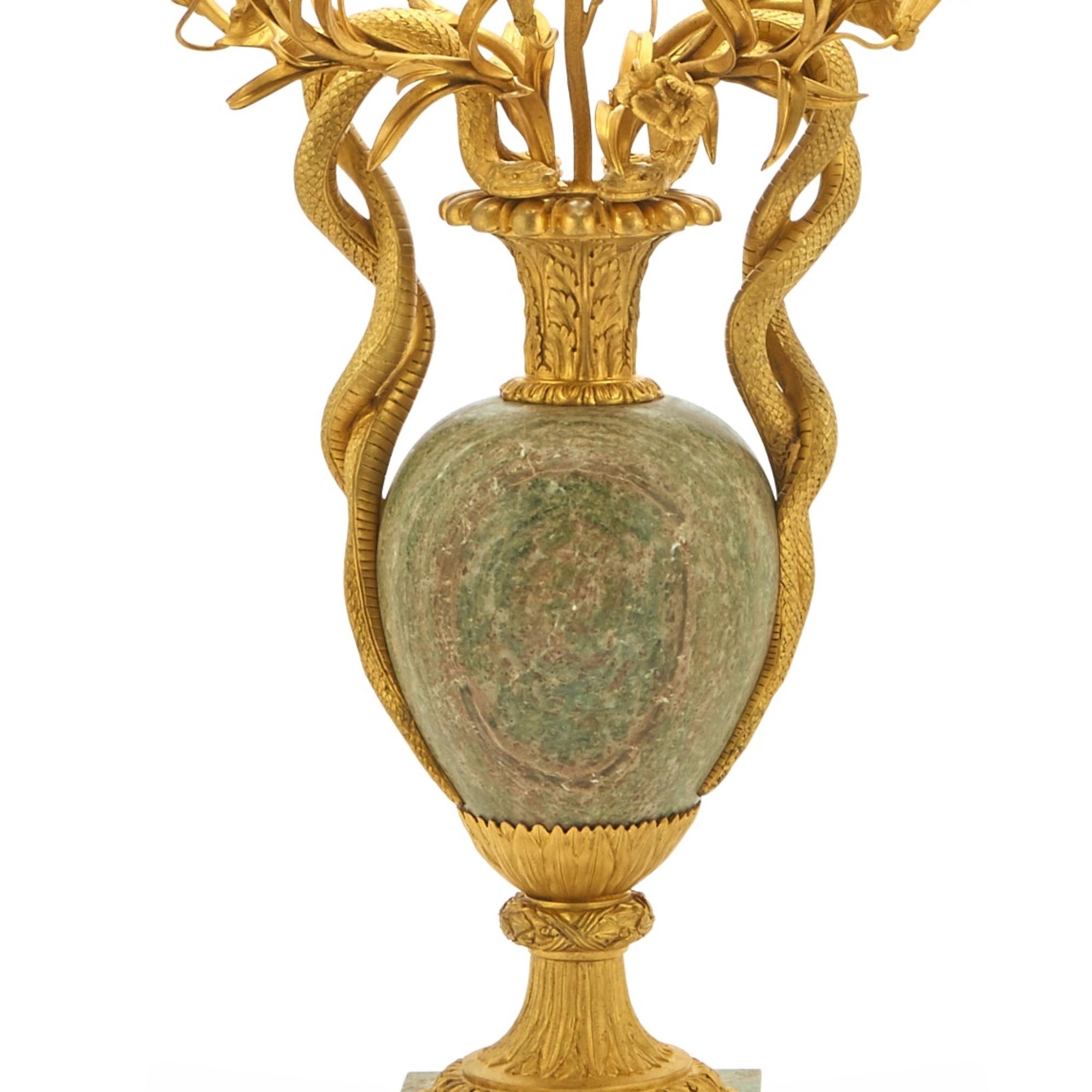 19. Jahrhundert Vergoldete Bronze / Marmor Louis XVI Stil Fünf Arm Kandelaber im Angebot 1