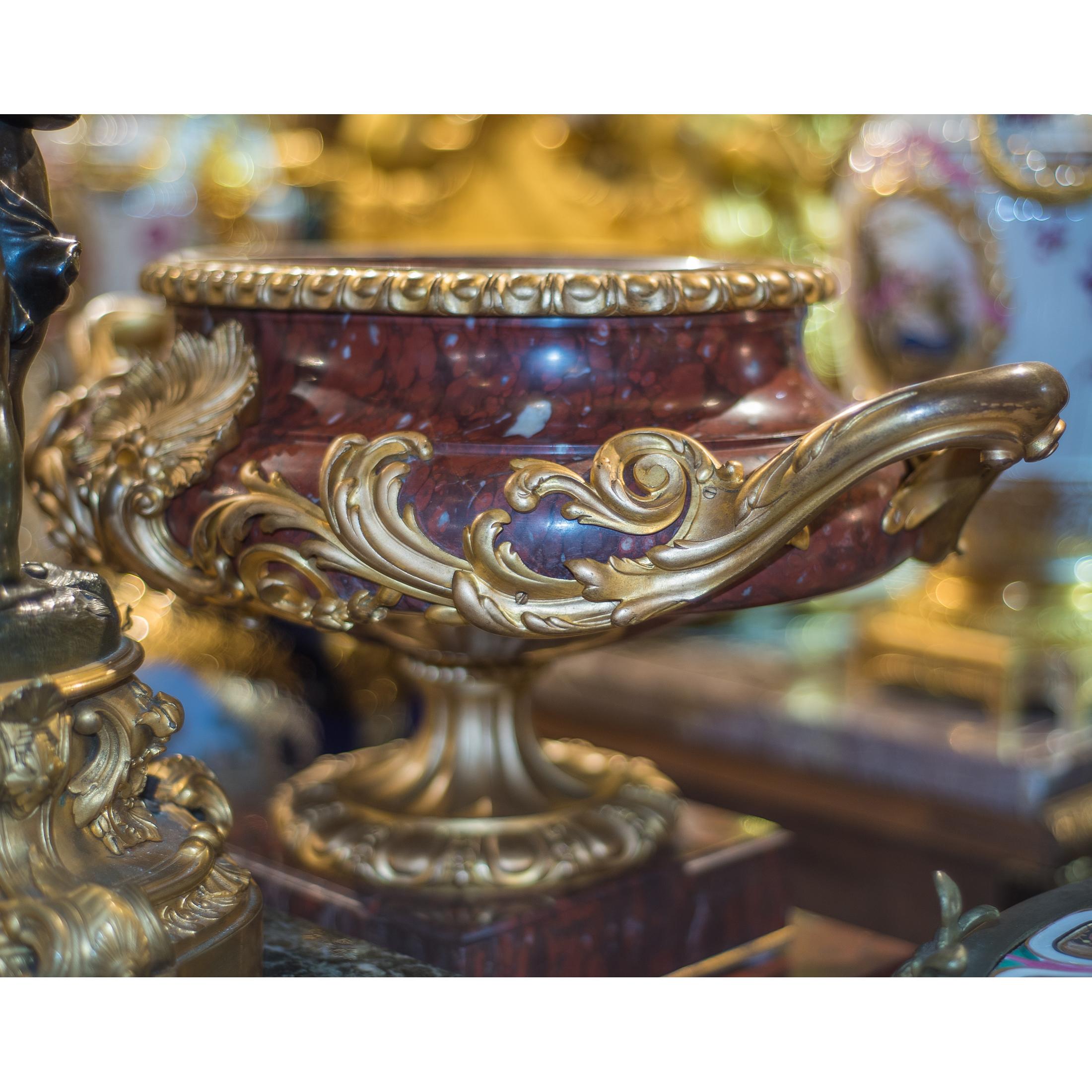 A fine quality Ormolu-mounted and gilt bronze rouge Griotte marble Jardinière centerpiece attributed to Ferdinand Barbedienne.
Gadrooned gilt bronze mounted with elaborate foliate scrolls extending from the handles to the large scallop shell at the