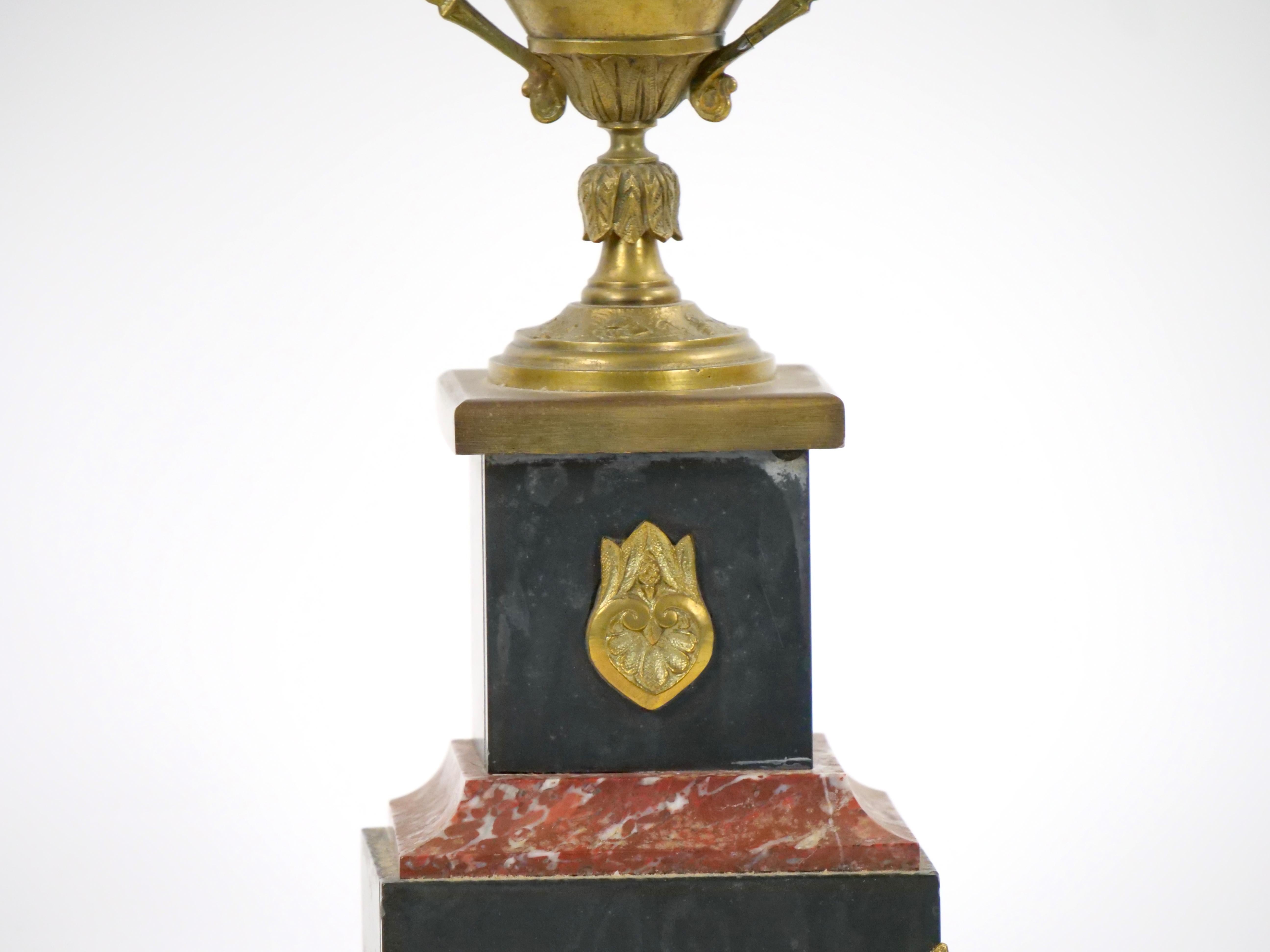 Vergoldete Bronze des 19. Jahrhunderts, Schiefer und roter Marmor, fünfarmiger Kandelaber im Angebot 6