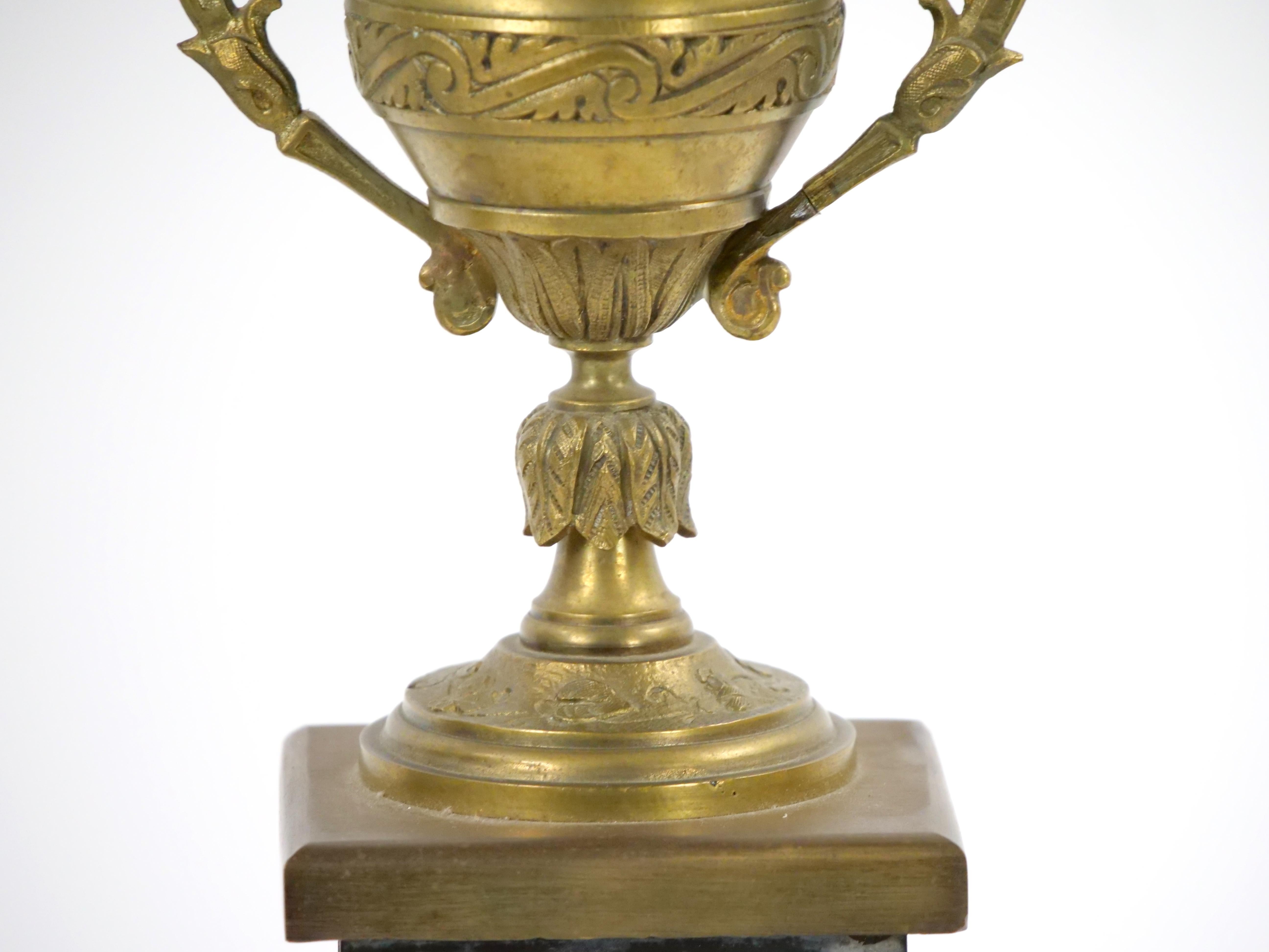 Candelabro de cinco brazos de pizarra y mármol rouge del siglo XIX montado en bronce dorado en venta 9
