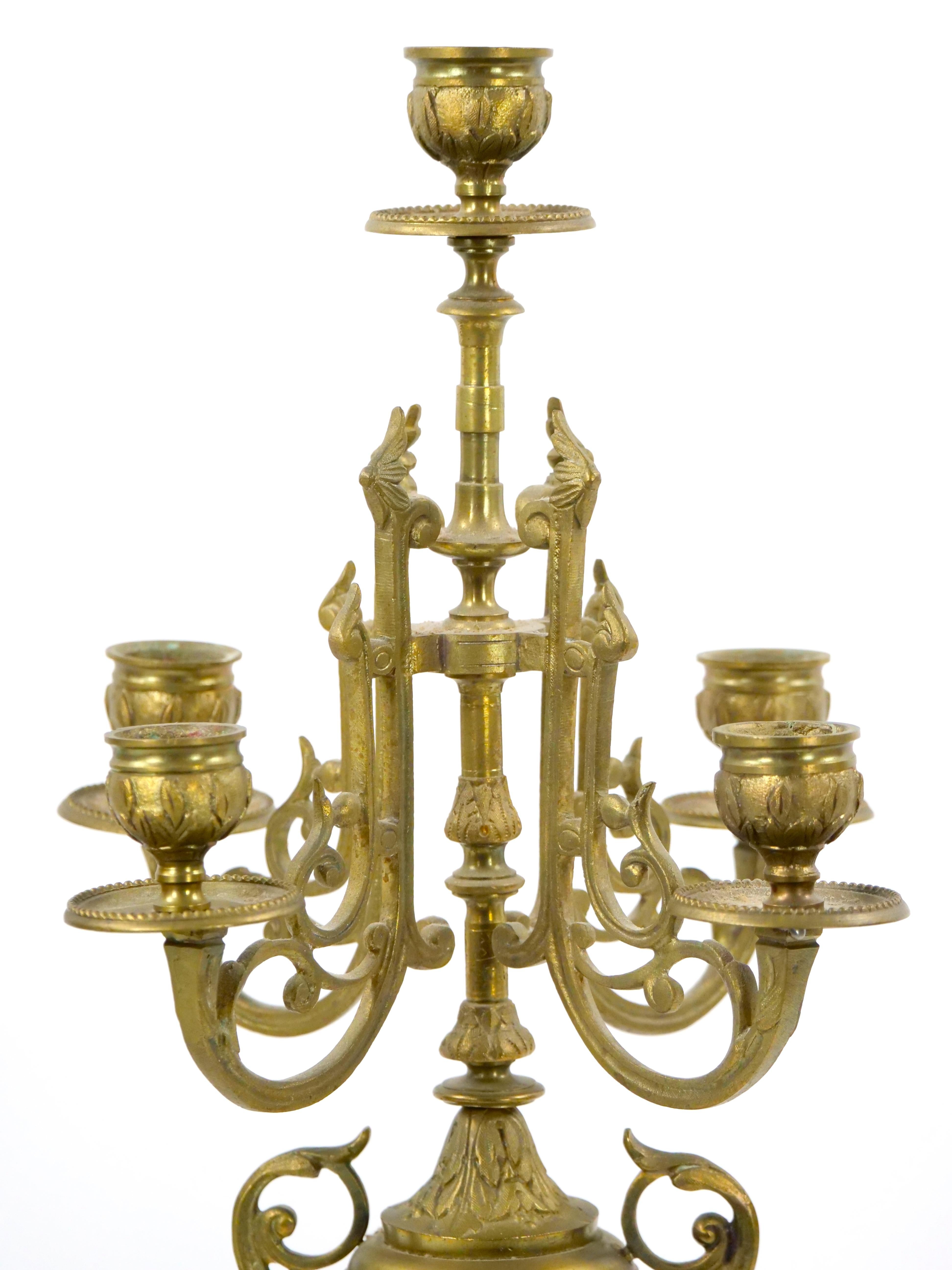 Candelabro de cinco brazos de pizarra y mármol rouge del siglo XIX montado en bronce dorado en venta 3