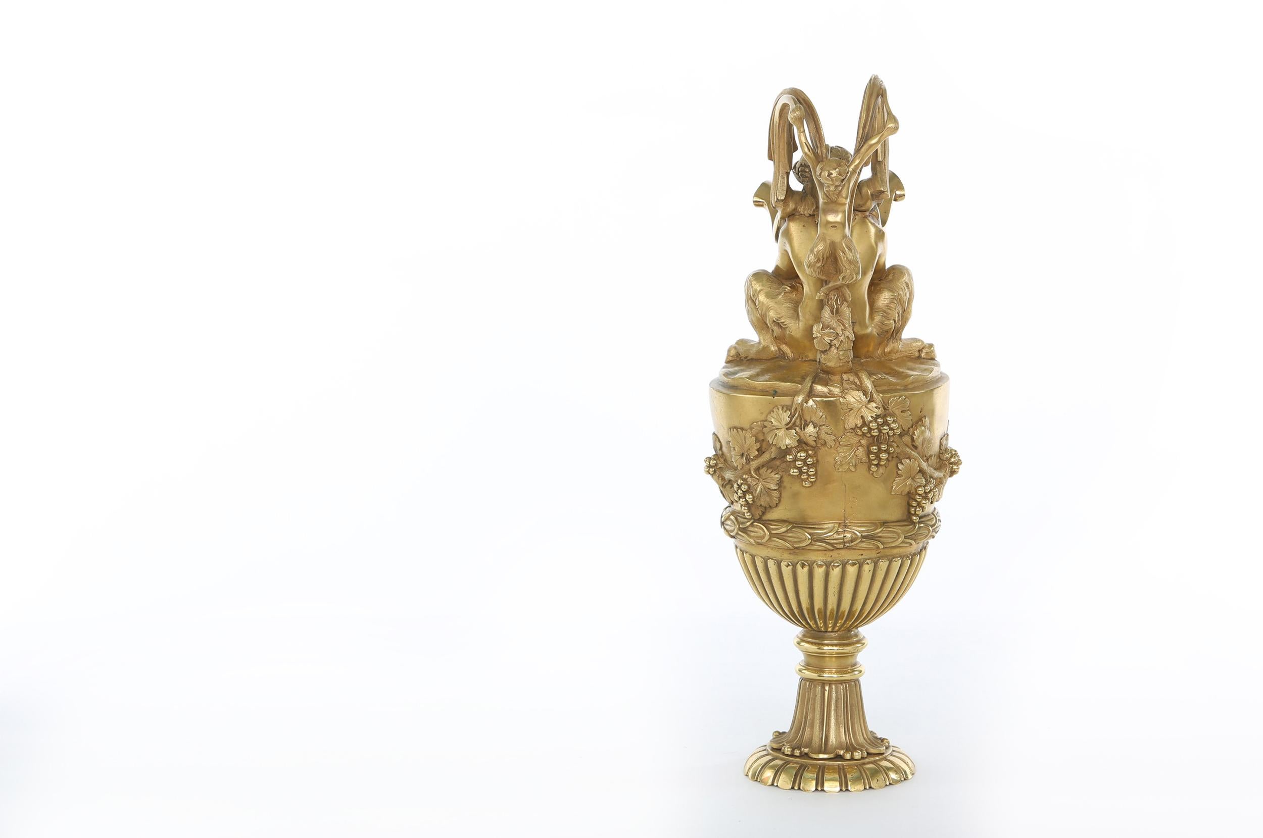 19th century French gilt bronze ormolu one handled amphora shape ewer in 24-karat gilt bronze with exterior design details. Rounded base with acanthus leaves. The piece is in great condition. Minor wear consistent with age / use. It stands about