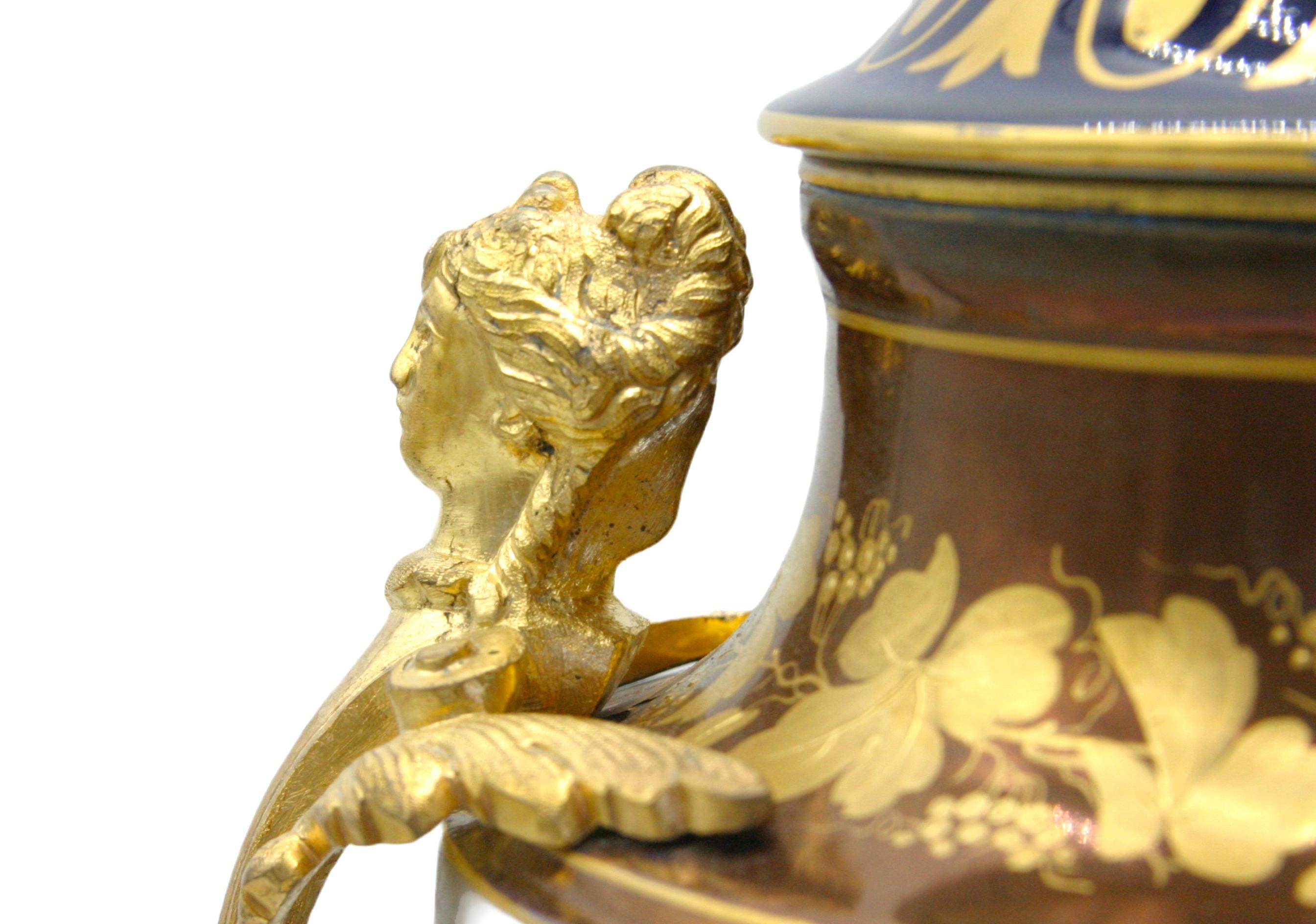Paire d'urnes en bronze doré et porcelaine du 19ème siècle en vente 3