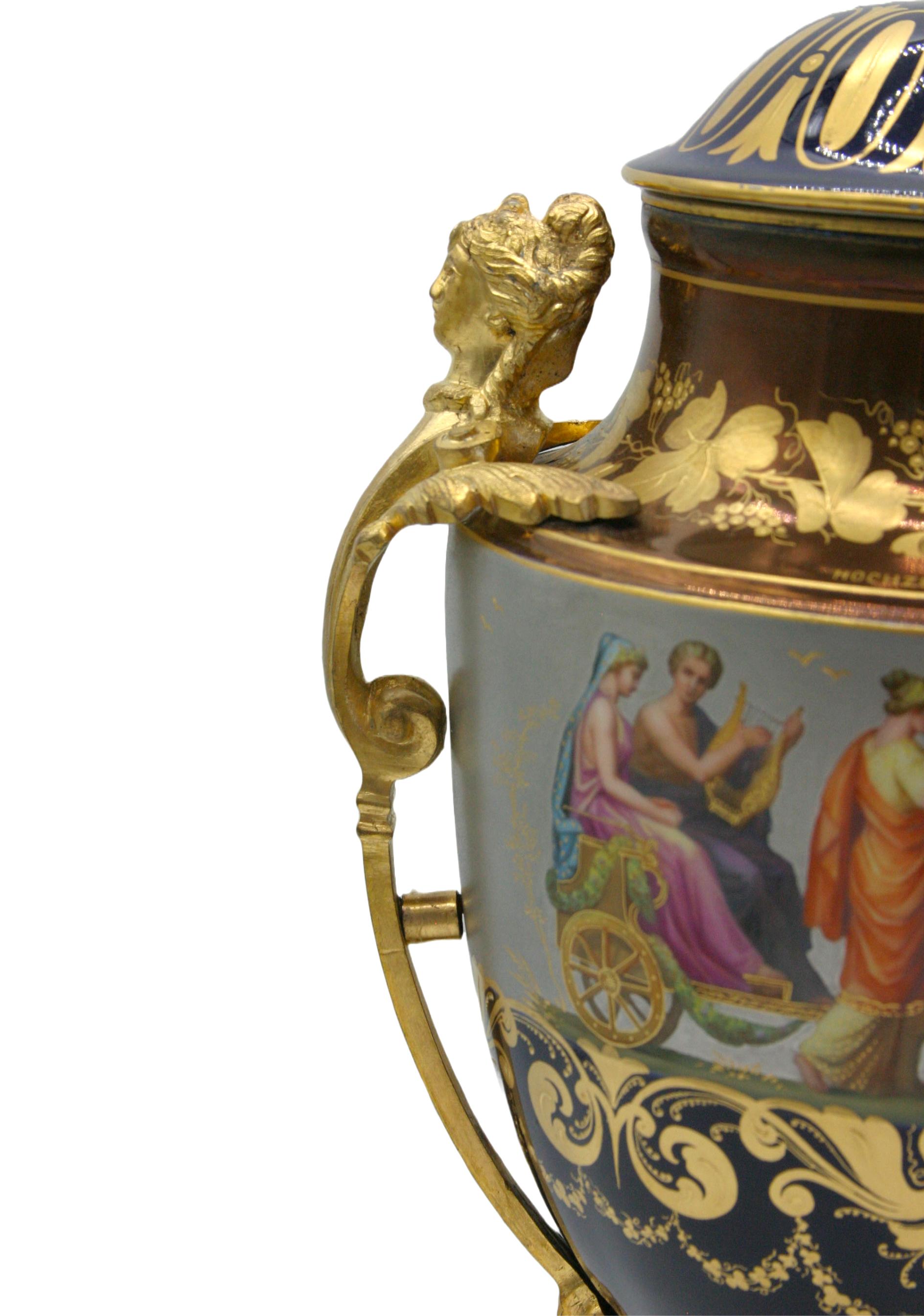 Paire d'urnes en bronze doré et porcelaine du 19ème siècle en vente 4