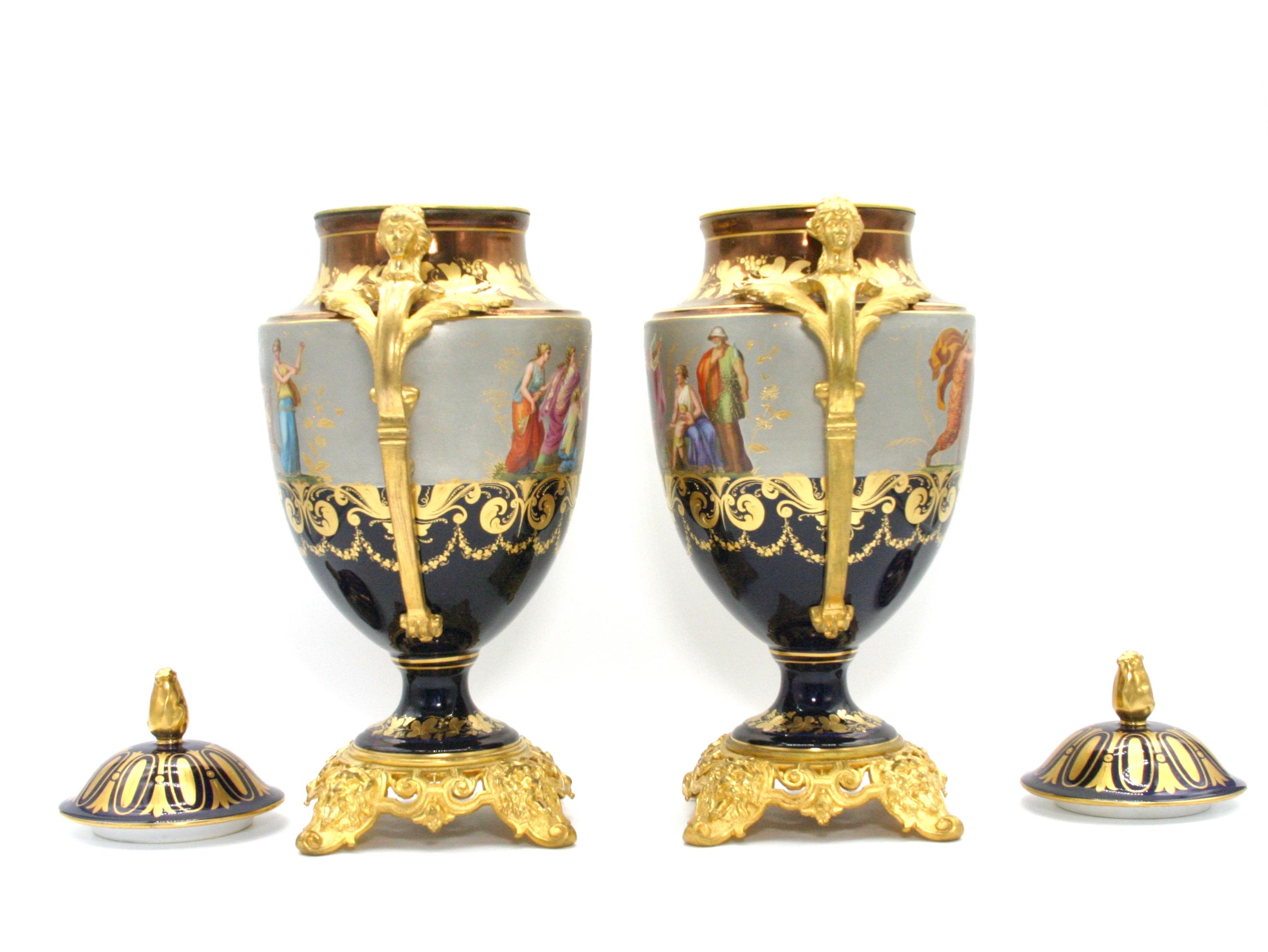Paire d'urnes en bronze doré et porcelaine du 19ème siècle en vente 5