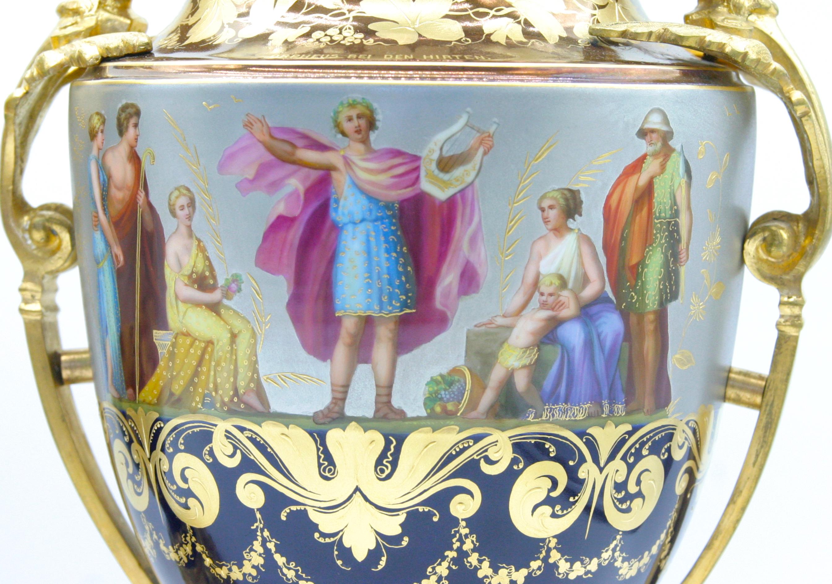 Paire d'urnes en bronze doré et porcelaine du 19ème siècle en vente 7