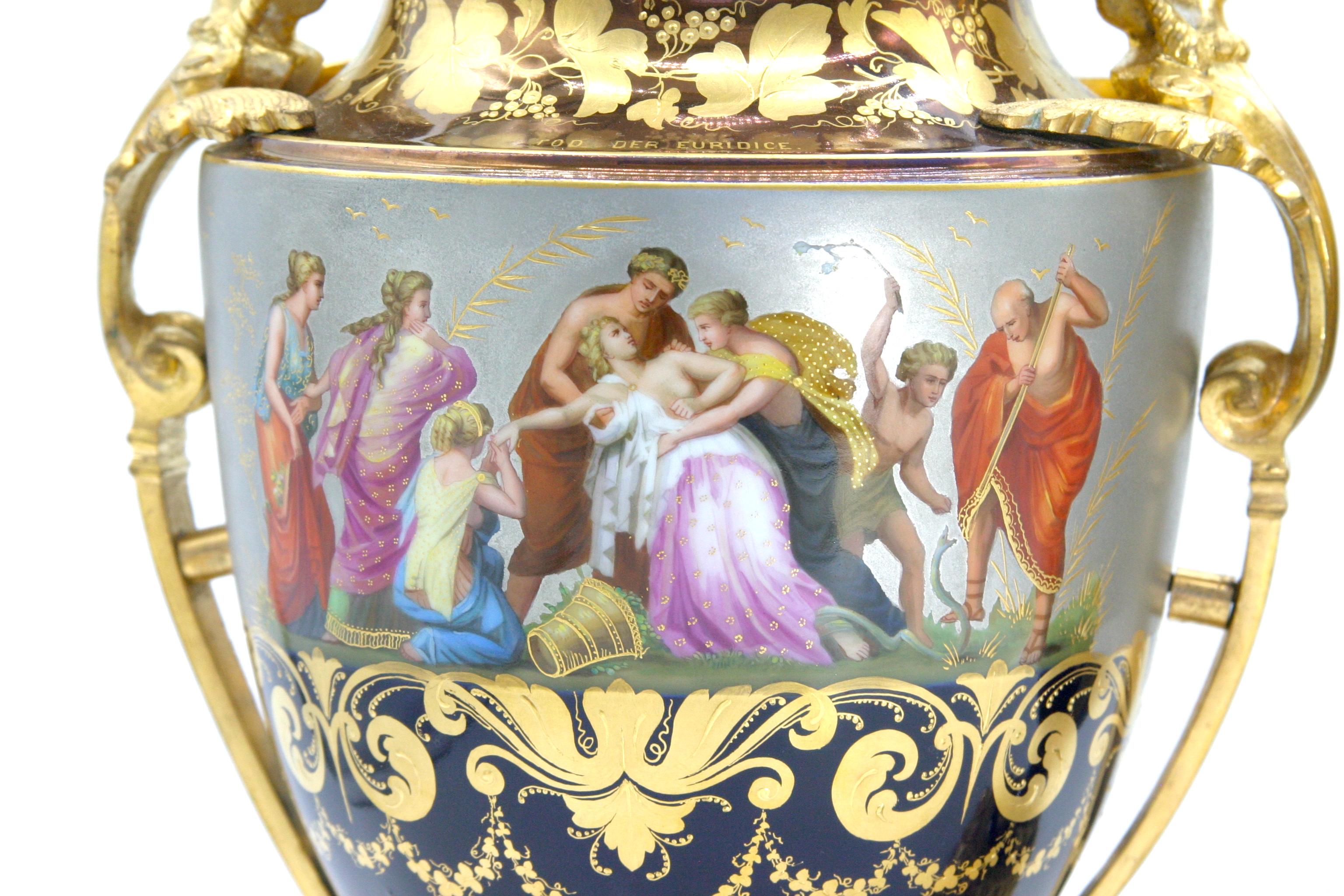 Paire d'urnes en bronze doré et porcelaine du 19ème siècle en vente 8
