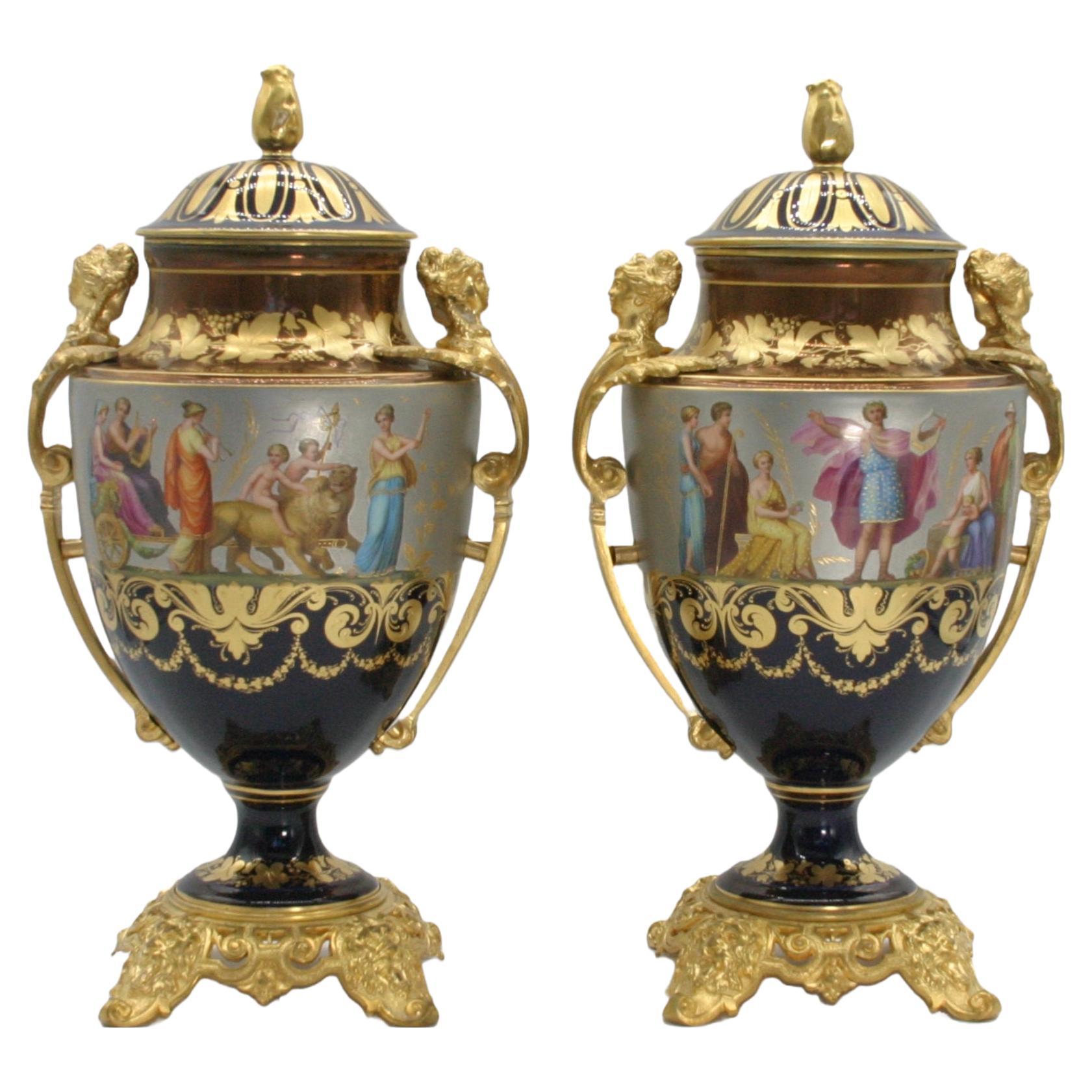 Autrichien Paire d'urnes en bronze doré et porcelaine du 19ème siècle en vente