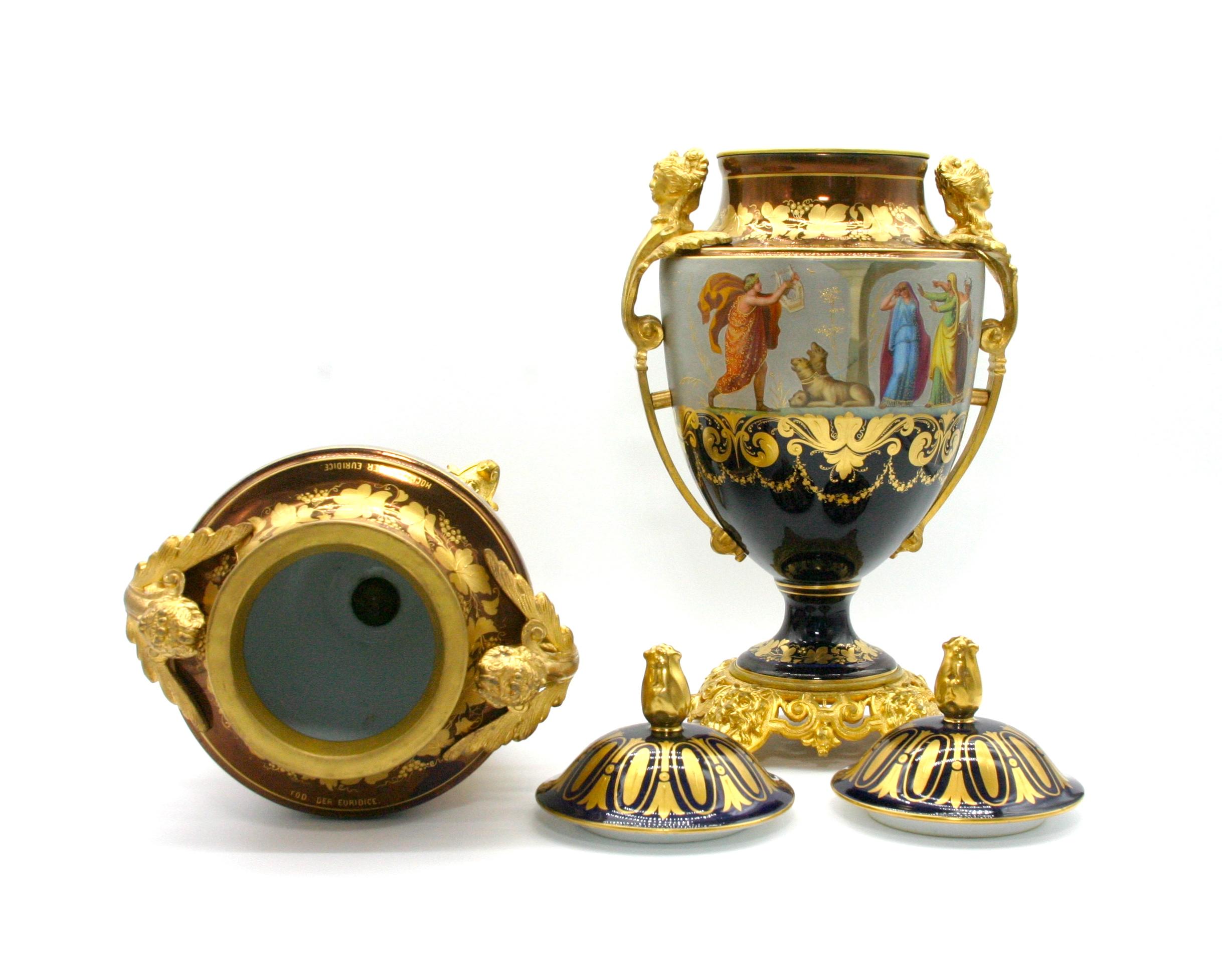 Dorato Urna a coppia in bronzo dorato e porcellana del XIX secolo in vendita