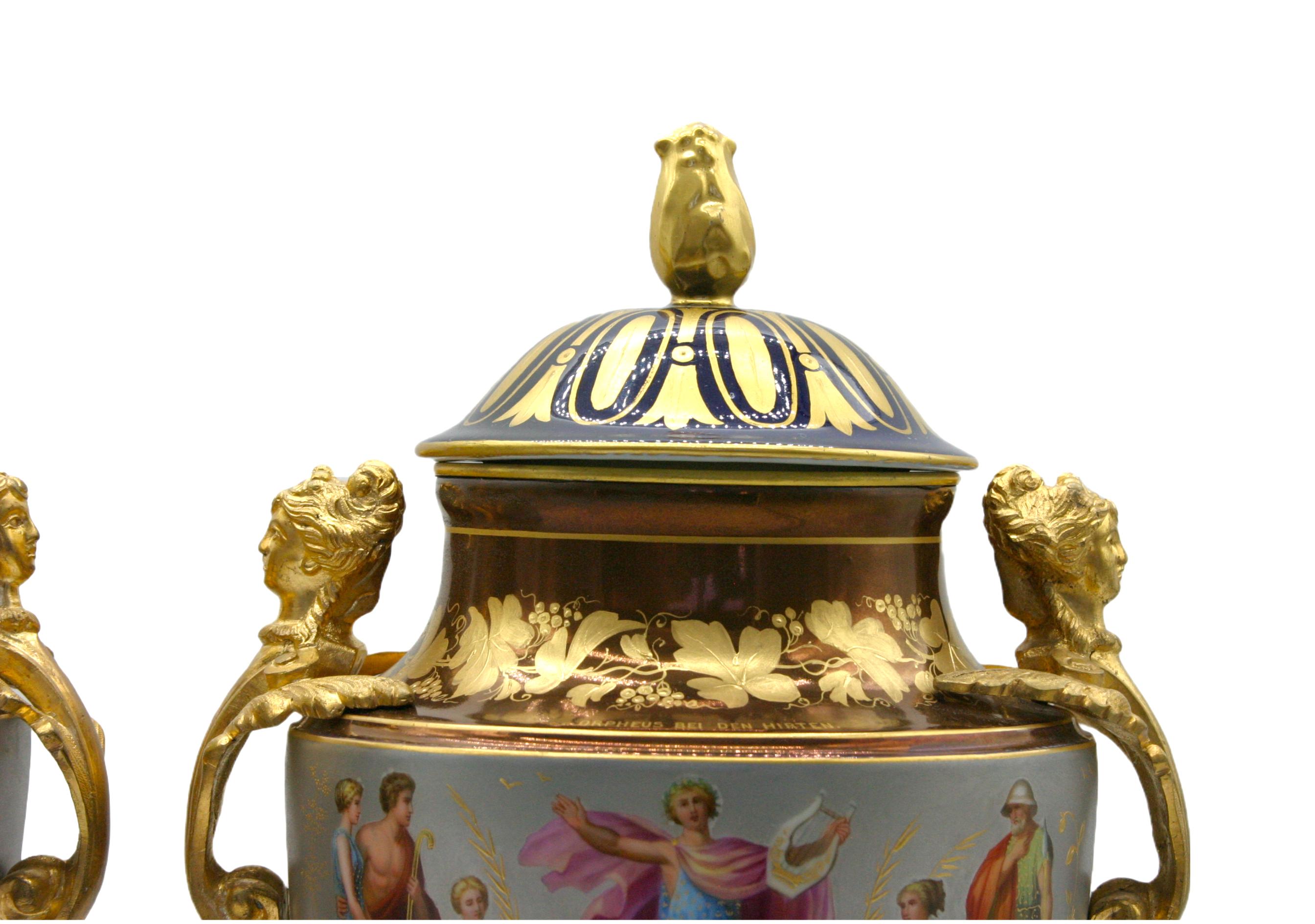Milieu du XIXe siècle Paire d'urnes en bronze doré et porcelaine du 19ème siècle en vente