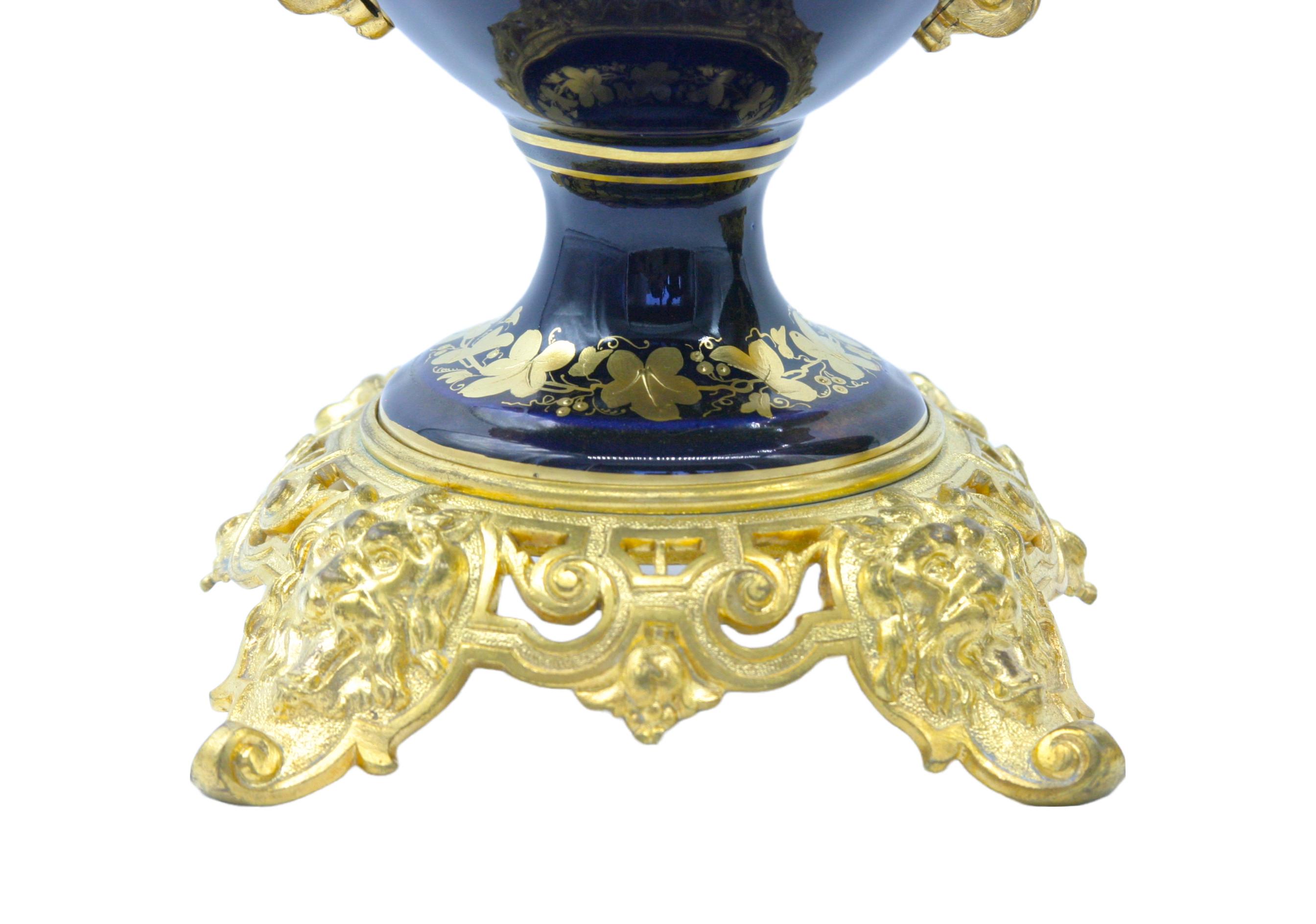 Or Paire d'urnes en bronze doré et porcelaine du 19ème siècle en vente