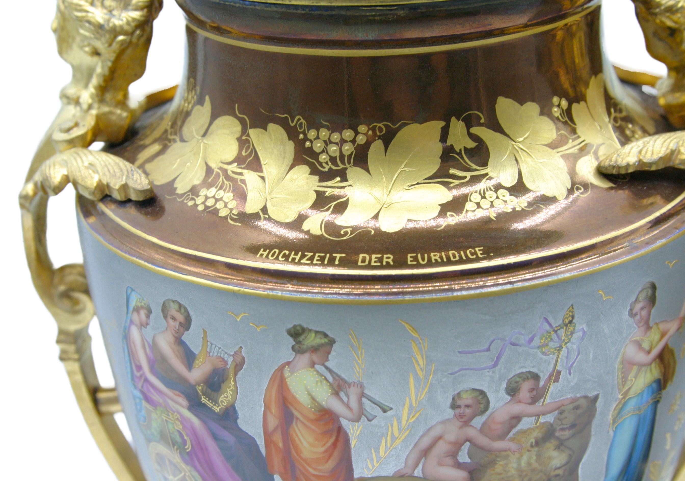 Paire d'urnes en bronze doré et porcelaine du 19ème siècle en vente 1