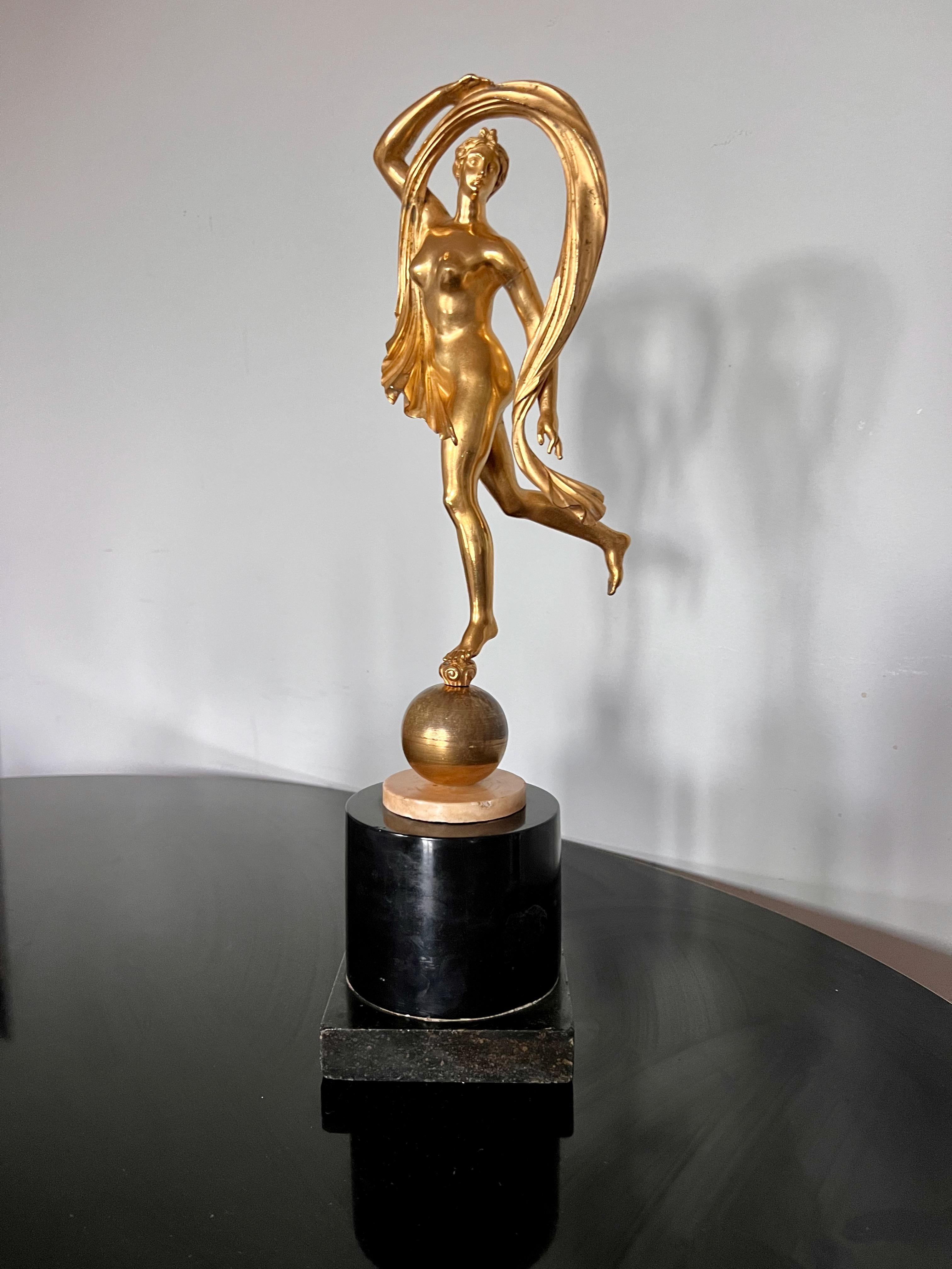 Una scultura in bronzo dorato a fuoco raffigurante Aurora, nota anche come EOS nella mitologia greca, creata in Francia durante il periodo dell'Impero intorno al 1810. Si alza leggermente su un piede, in bilico su una sfera scintillante che