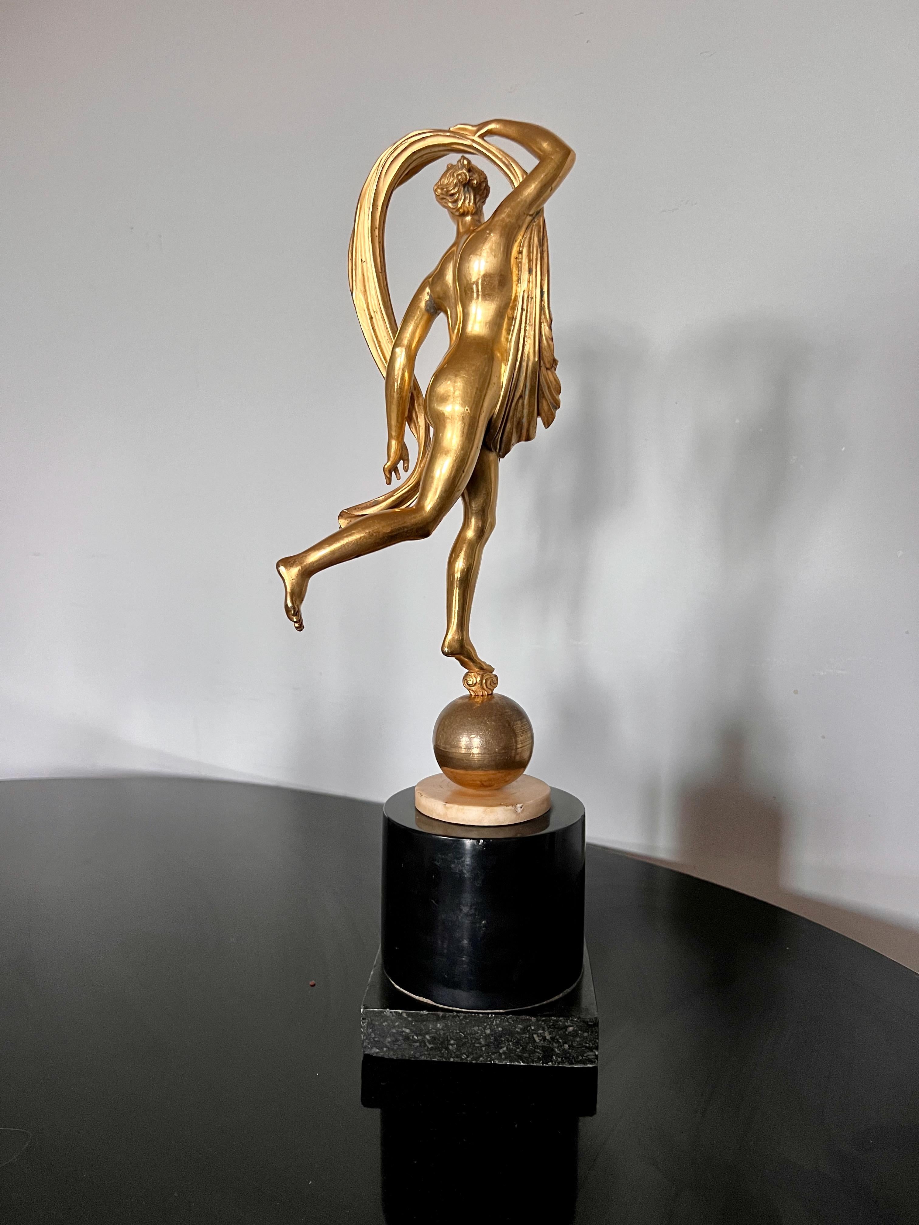 Dorato Scultura in bronzo dorato di Aurora del XIX secolo in vendita