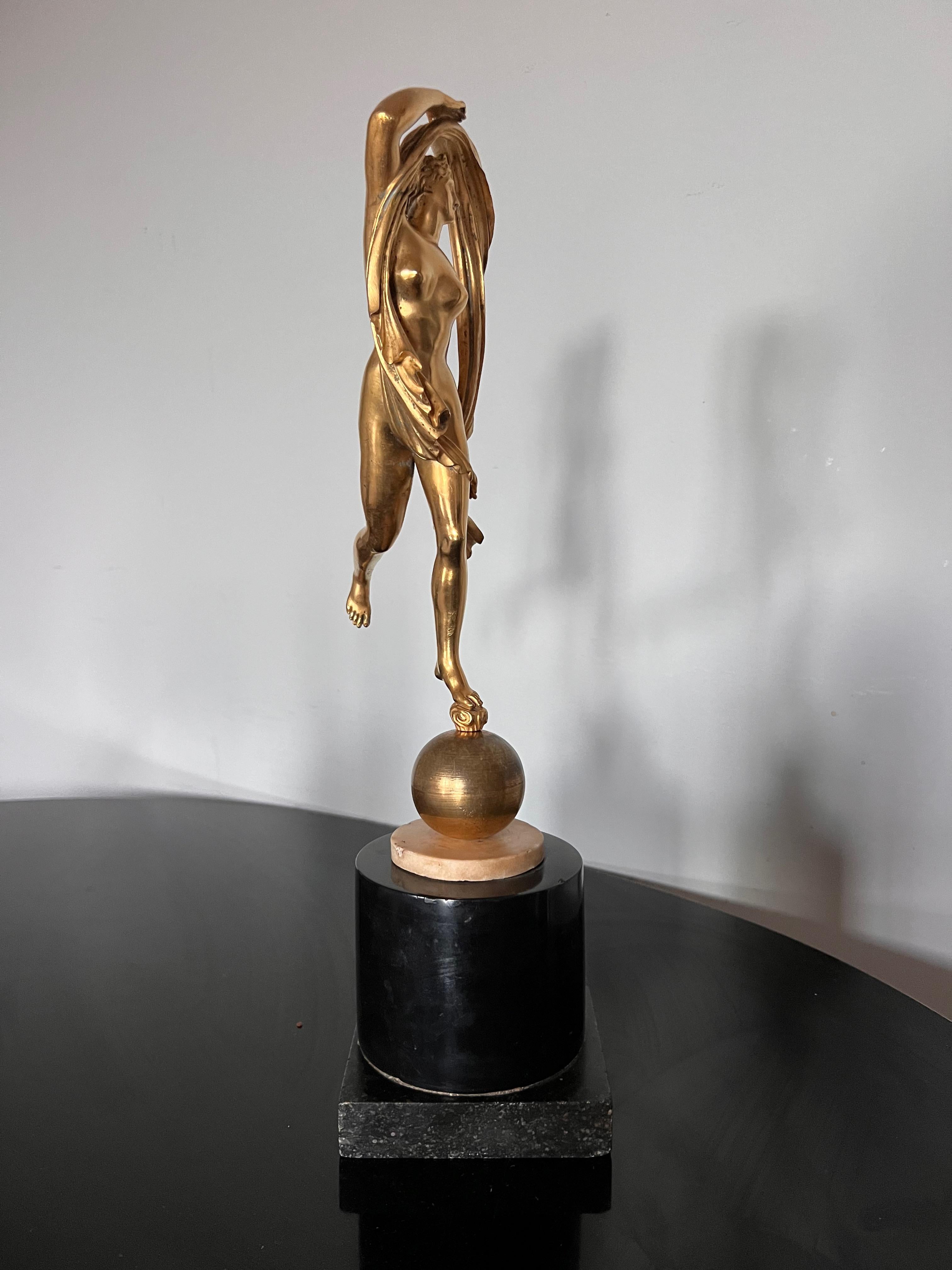 Inizio XIX secolo Scultura in bronzo dorato di Aurora del XIX secolo in vendita