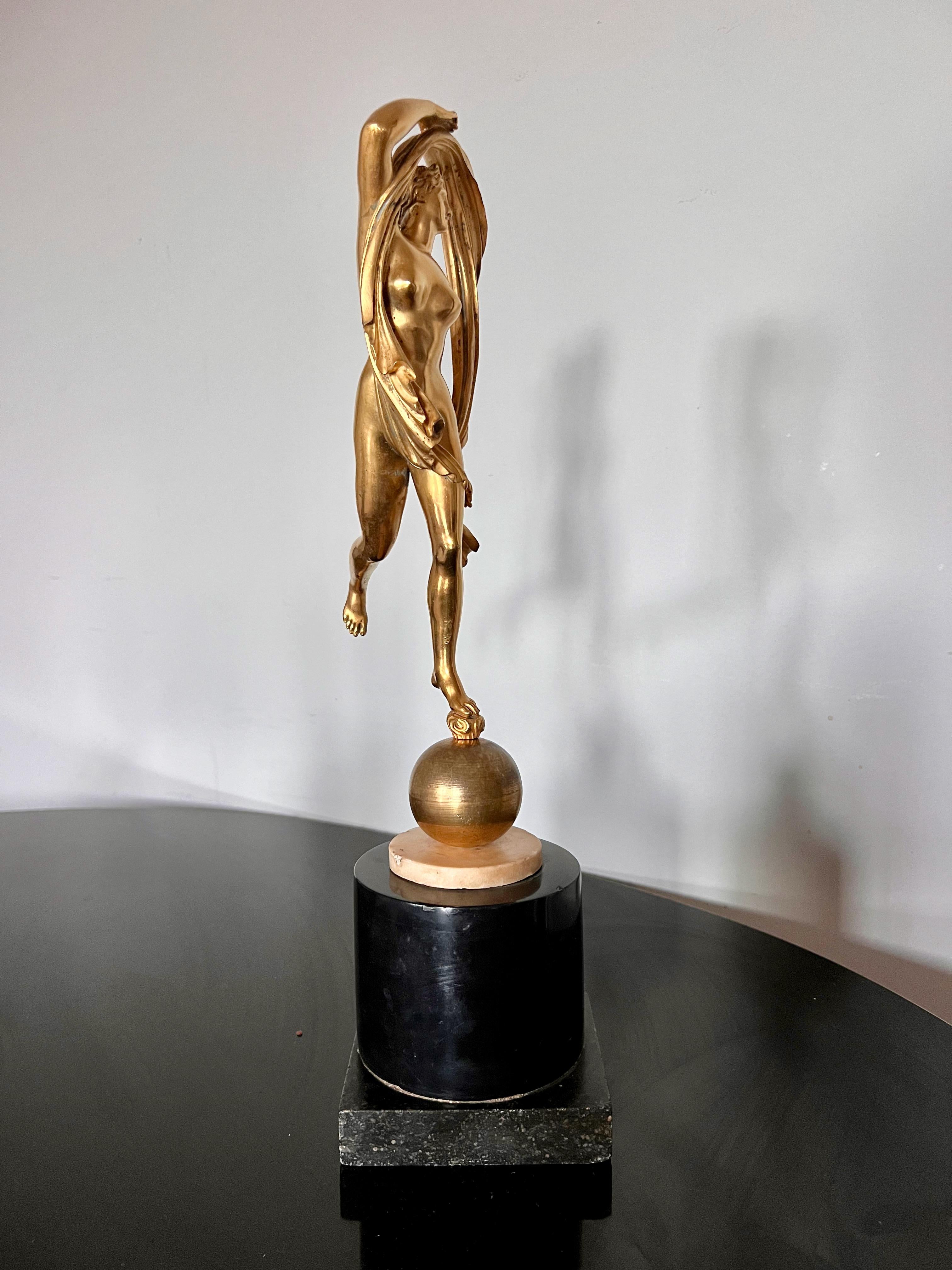 Bronzo Scultura in bronzo dorato di Aurora del XIX secolo in vendita