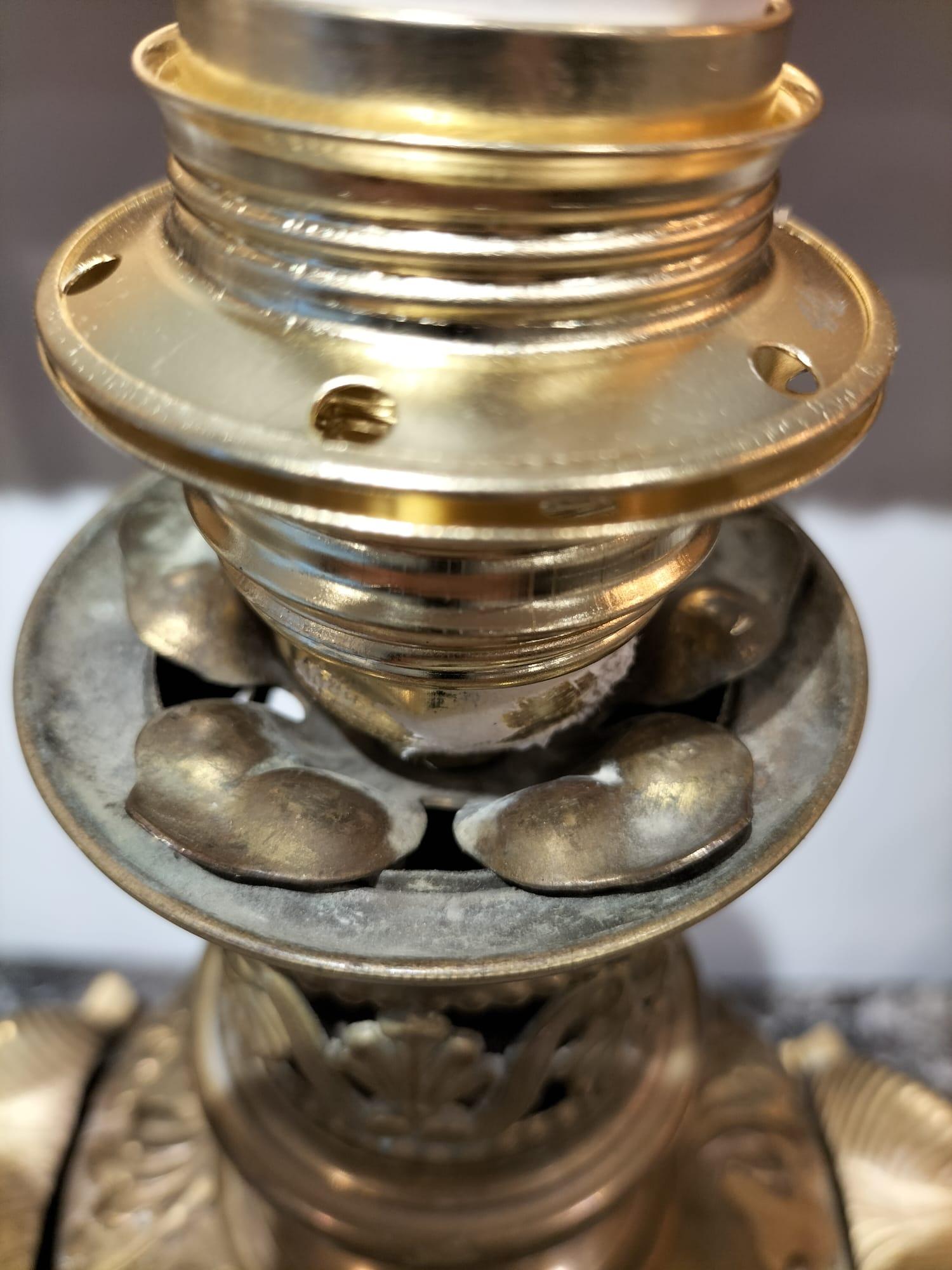 Lampe de table du 19e siècle en bronze doré avec têtes de bélier en vente 2