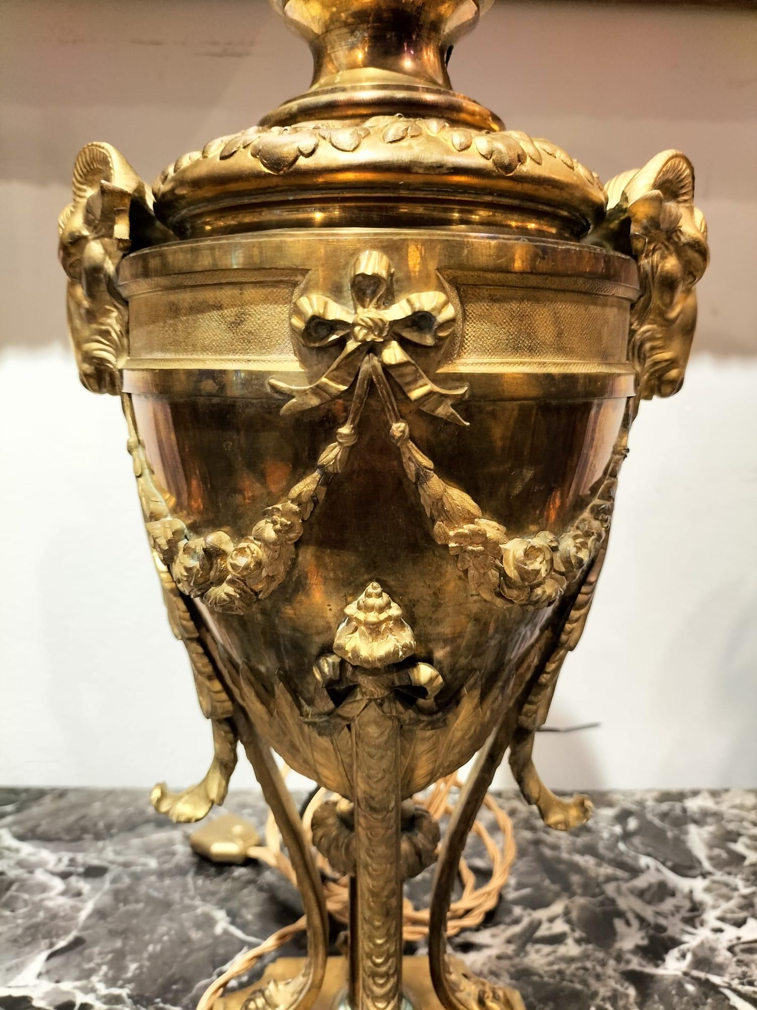 Lampe de table du 19e siècle en bronze doré avec têtes de bélier en vente 3