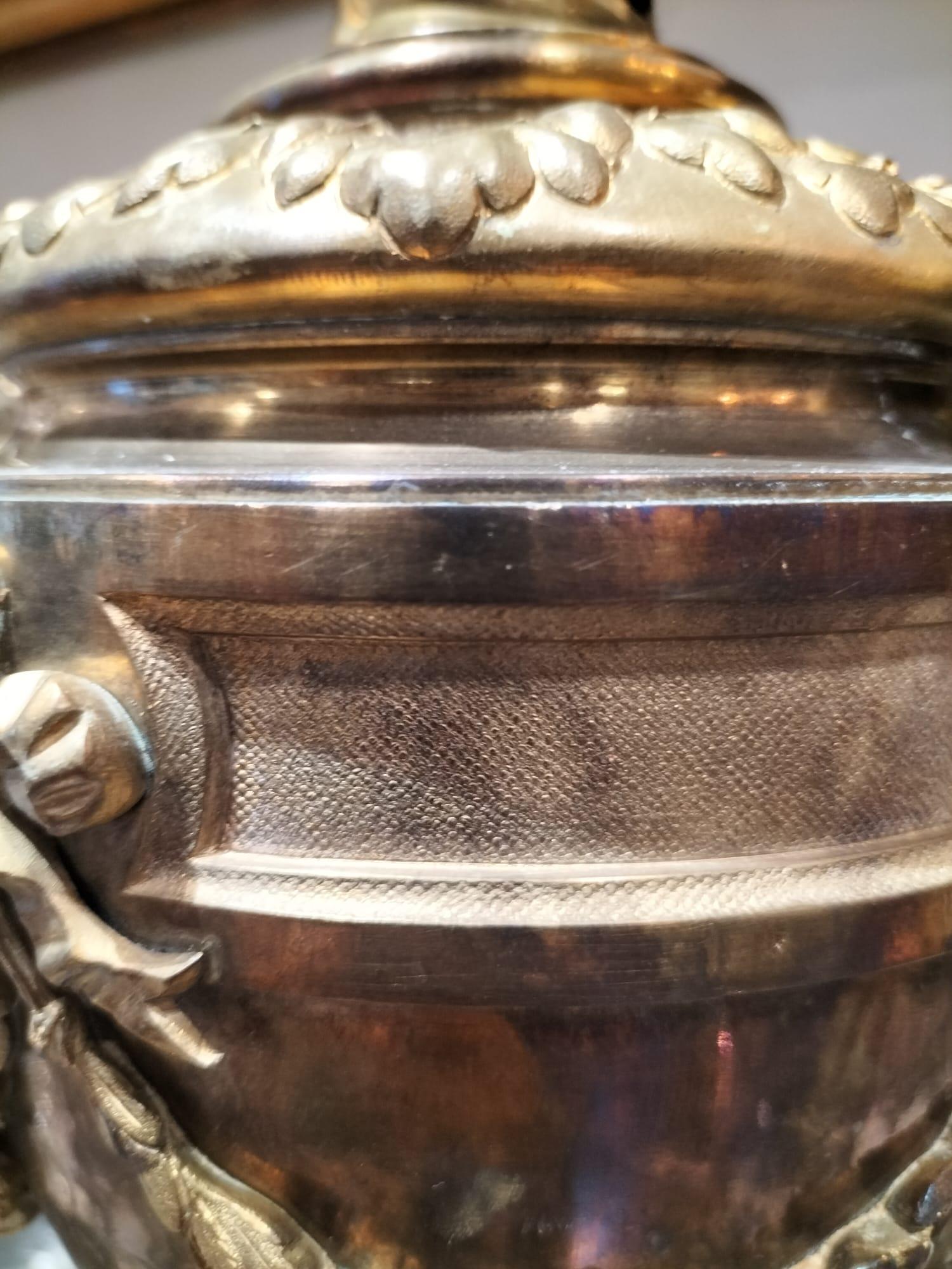 Lampe de table du 19e siècle en bronze doré avec têtes de bélier en vente 4