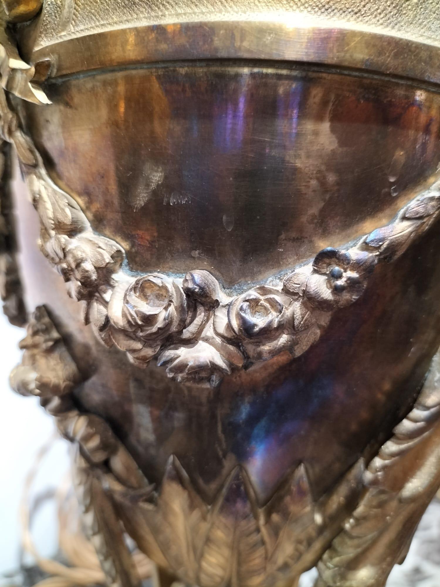 Lampe de table du 19e siècle en bronze doré avec têtes de bélier en vente 5