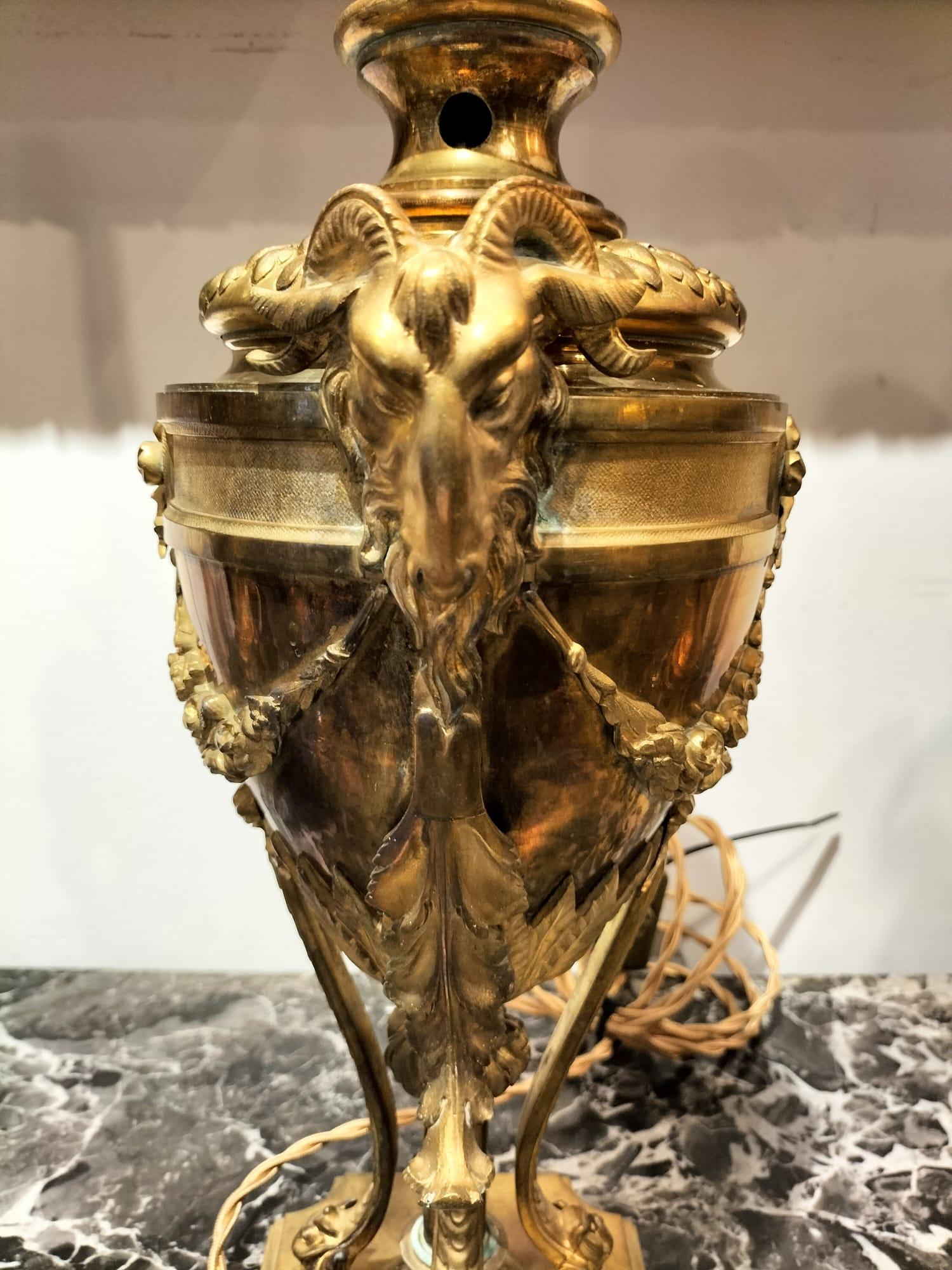 Lampe de table du 19e siècle en bronze doré avec têtes de bélier en vente 6