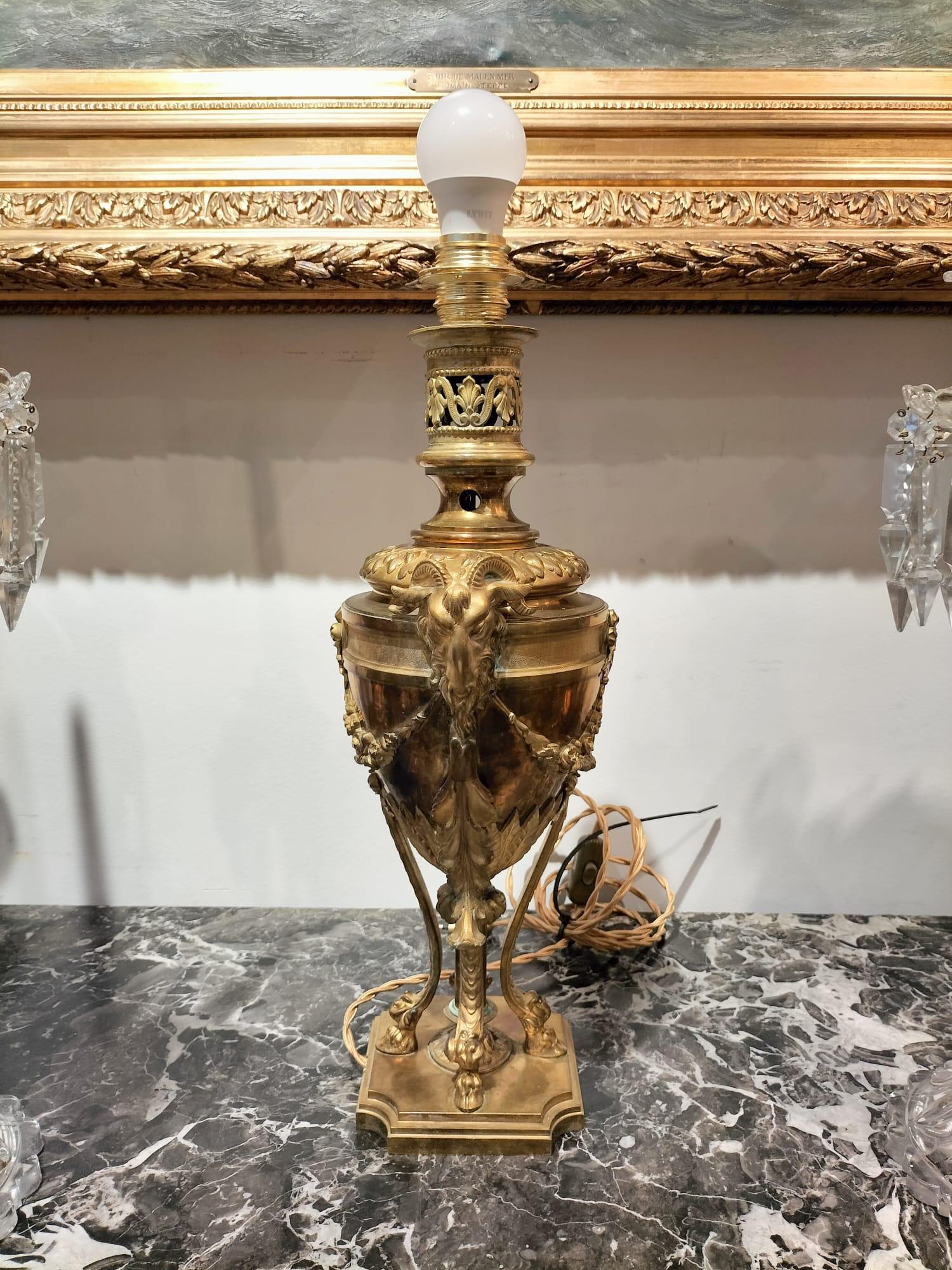 Lampe de table du 19e siècle en bronze doré avec têtes de bélier en vente 7