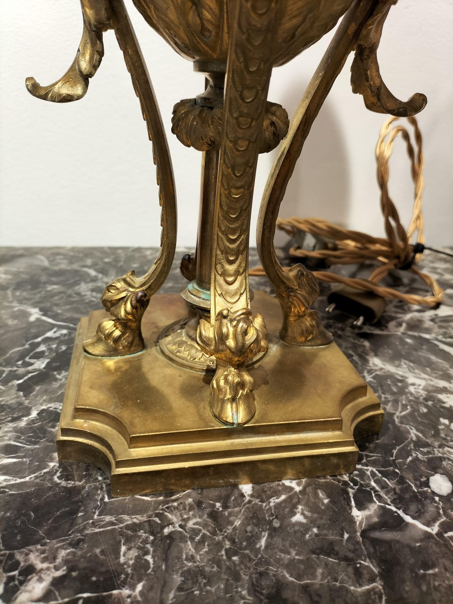 Lampe de table du 19e siècle en bronze doré avec têtes de bélier en vente 8