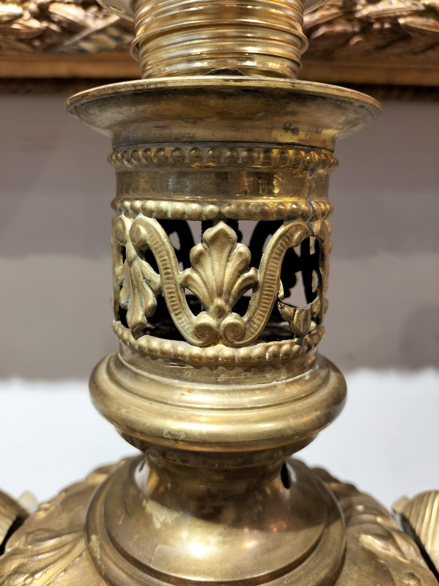 Lampe de table du 19e siècle en bronze doré avec têtes de bélier en vente 9