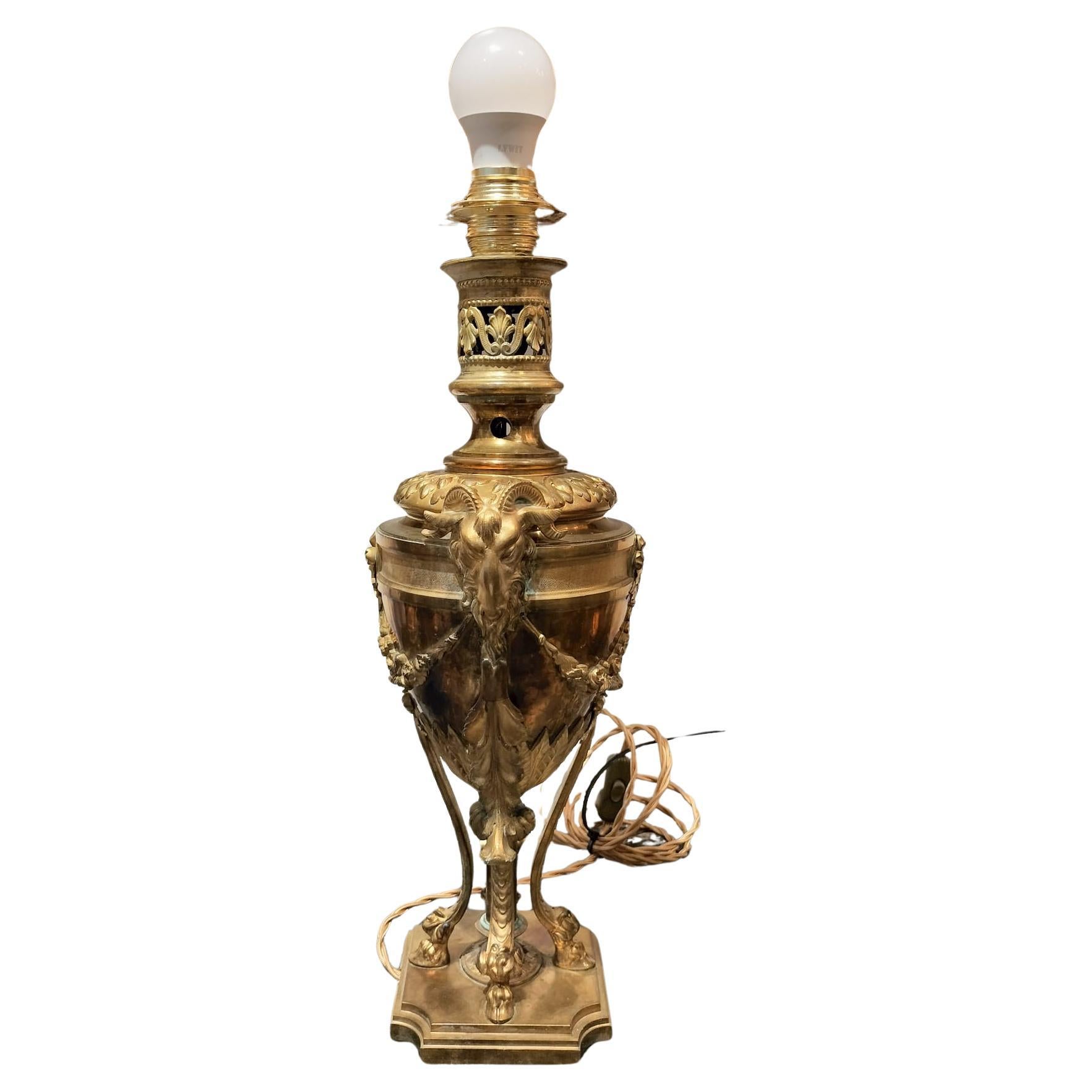 Lampe de table du 19e siècle en bronze doré avec têtes de bélier en vente 10
