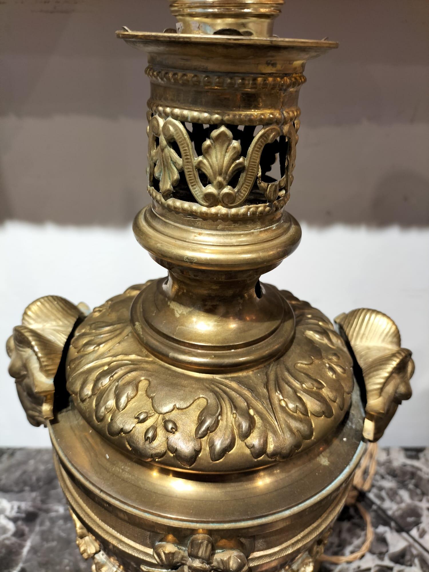 Lampe de table du 19e siècle en bronze doré avec têtes de bélier en vente 11