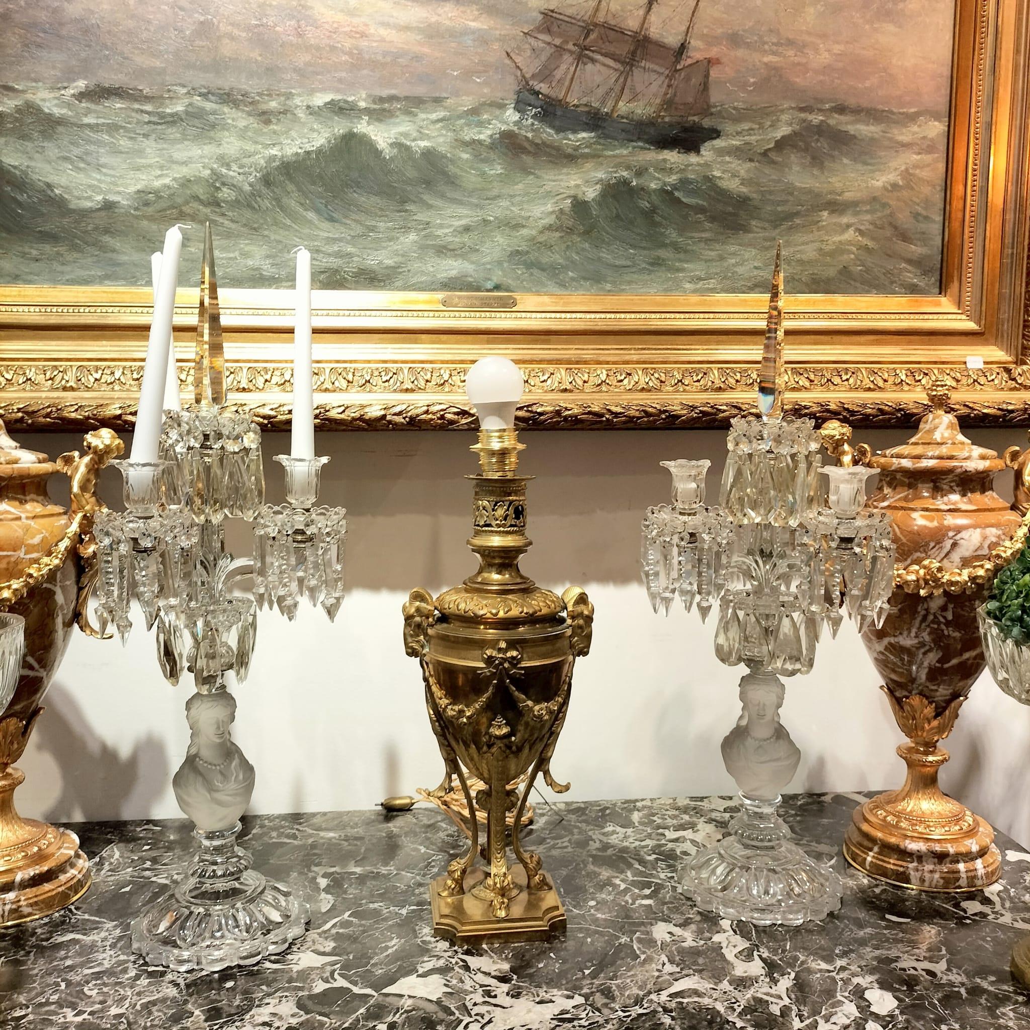 Napoléon III Lampe de table du 19e siècle en bronze doré avec têtes de bélier en vente