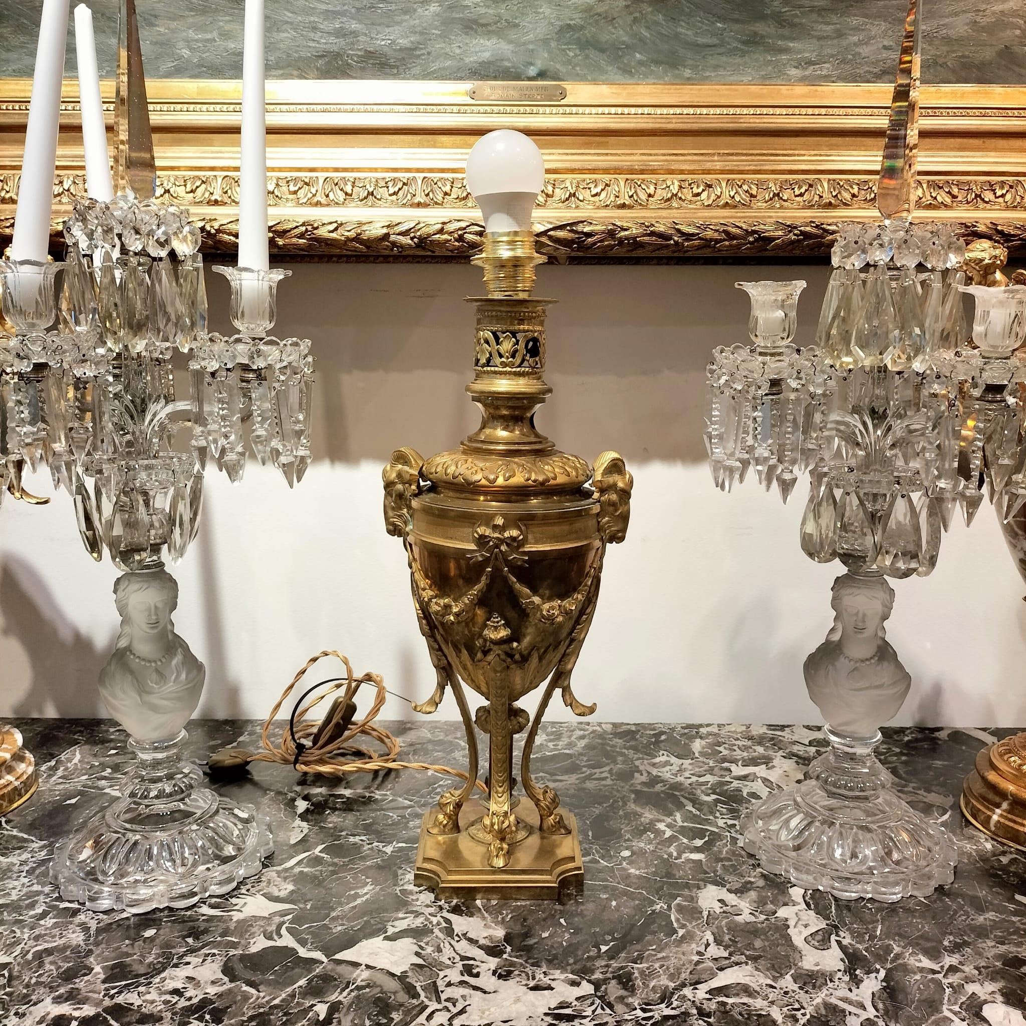 Français Lampe de table du 19e siècle en bronze doré avec têtes de bélier en vente
