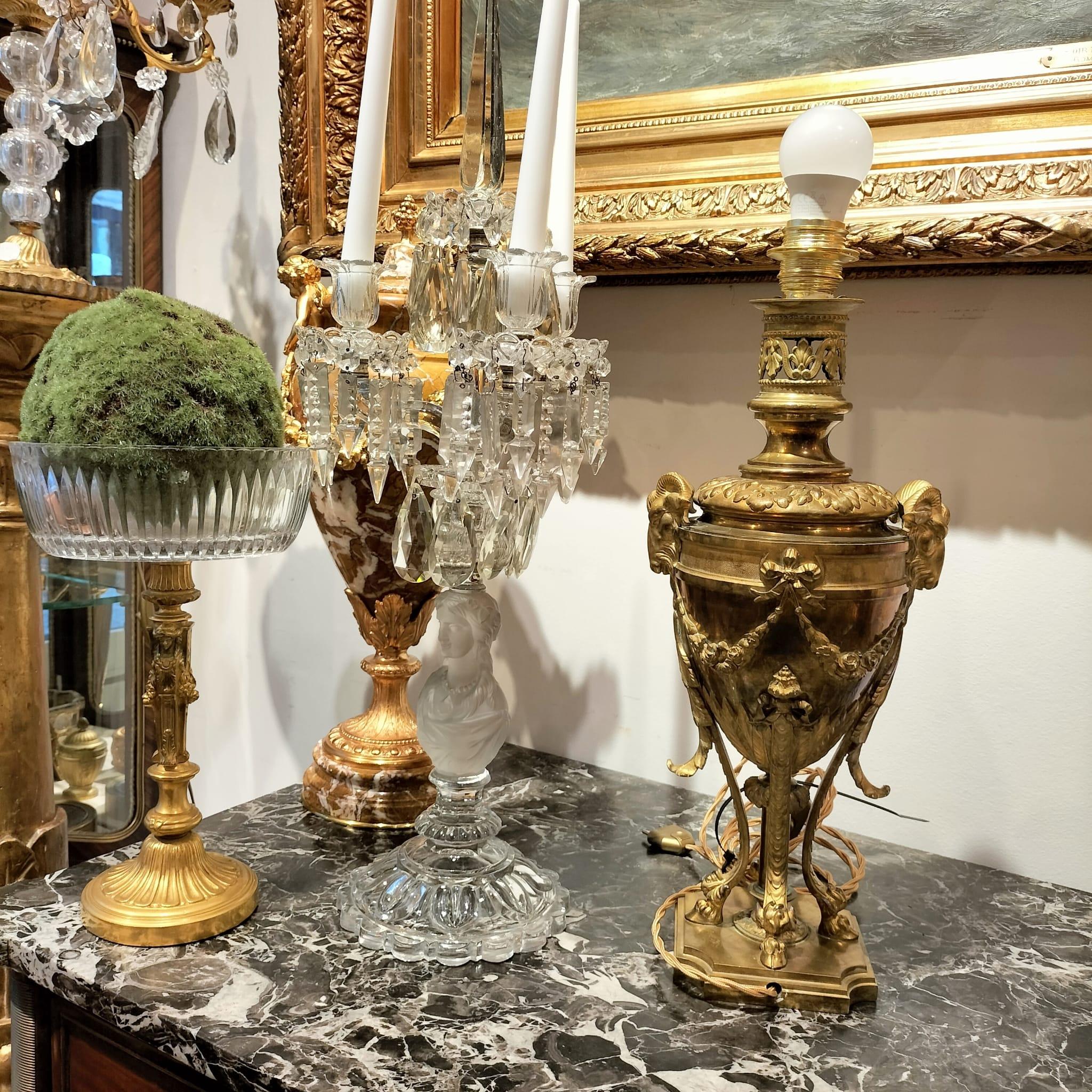 Doré Lampe de table du 19e siècle en bronze doré avec têtes de bélier en vente
