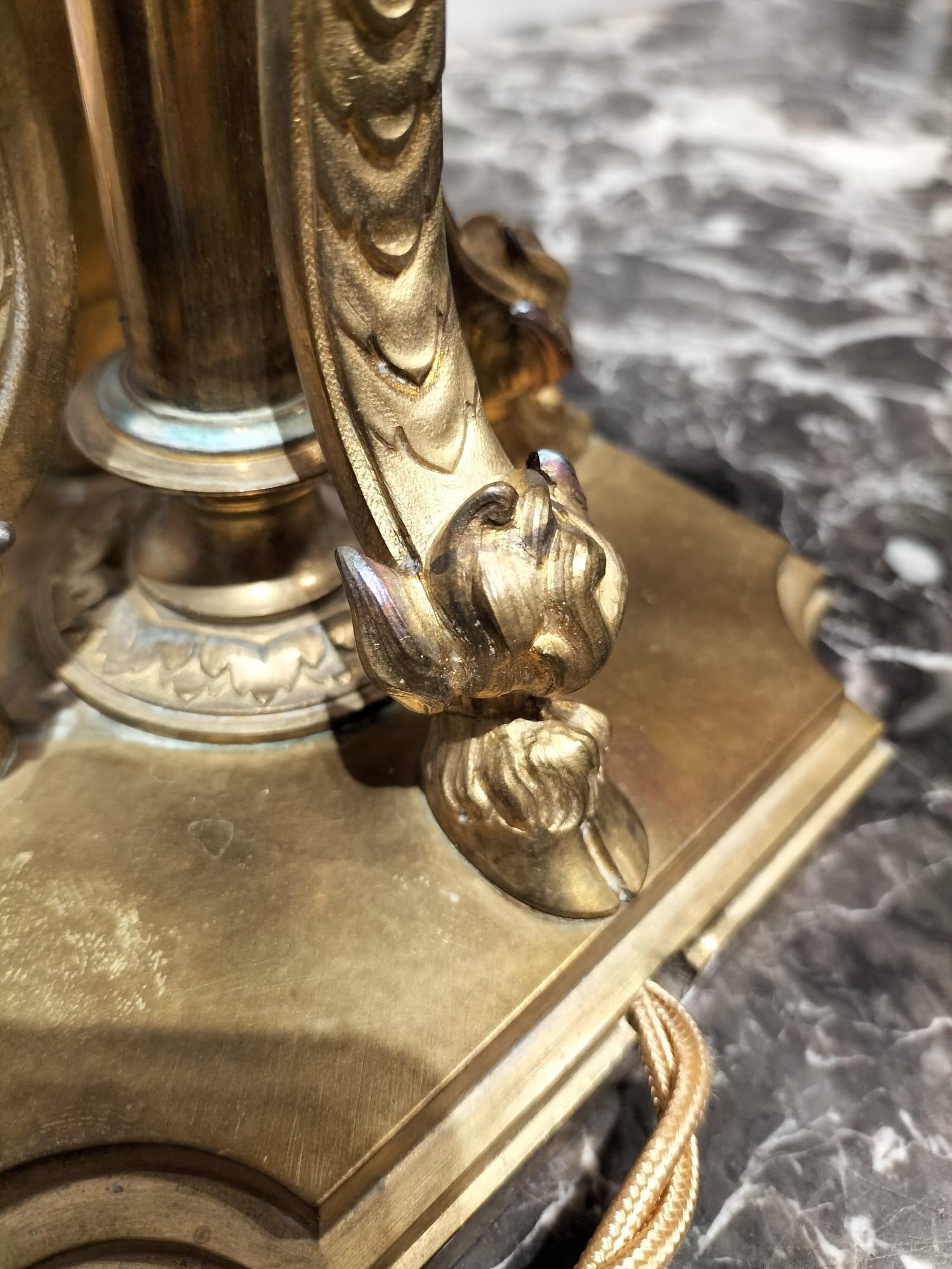Lampe de table du 19e siècle en bronze doré avec têtes de bélier Bon état - En vente à NICE, FR