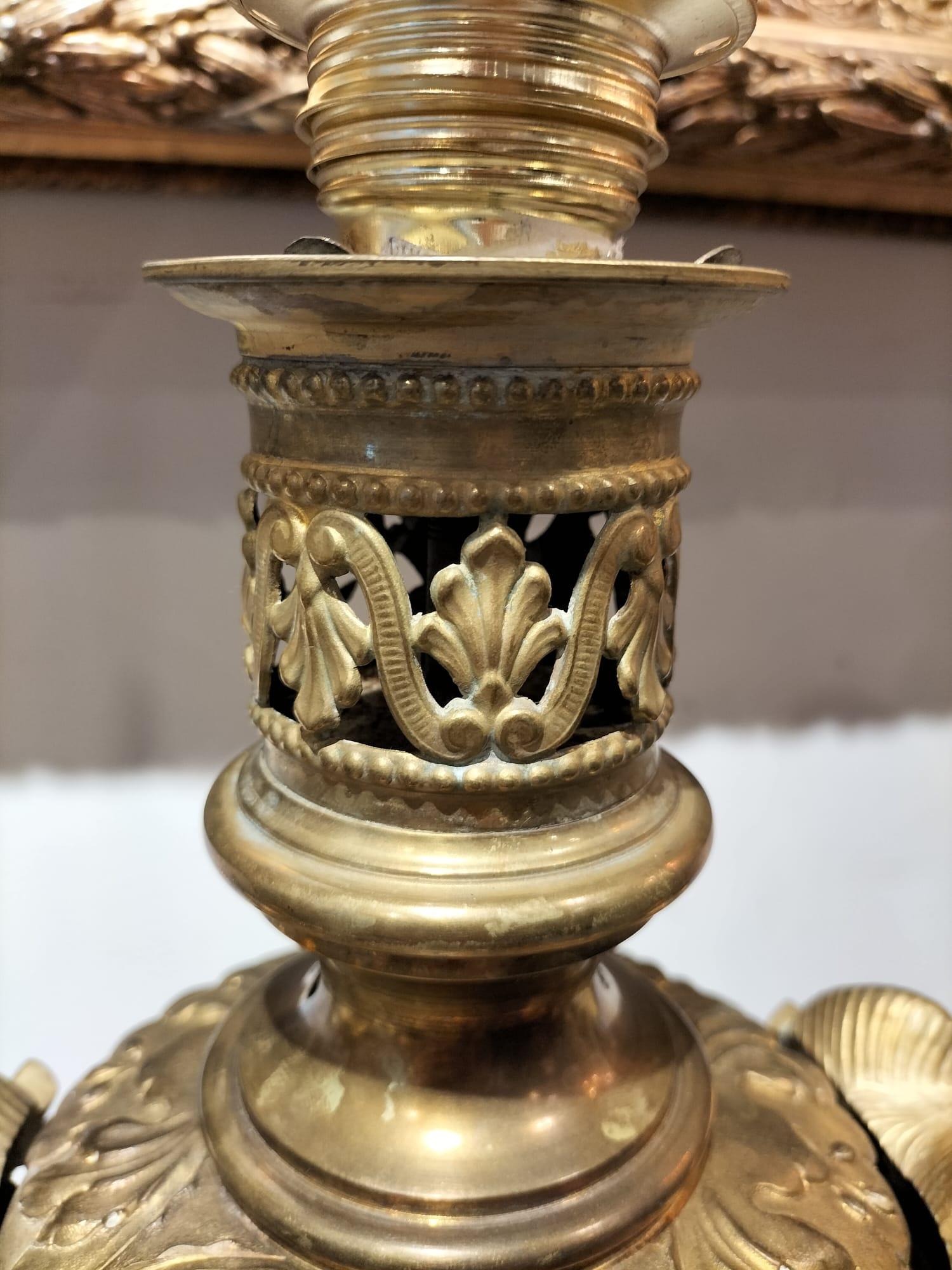 XIXe siècle Lampe de table du 19e siècle en bronze doré avec têtes de bélier en vente
