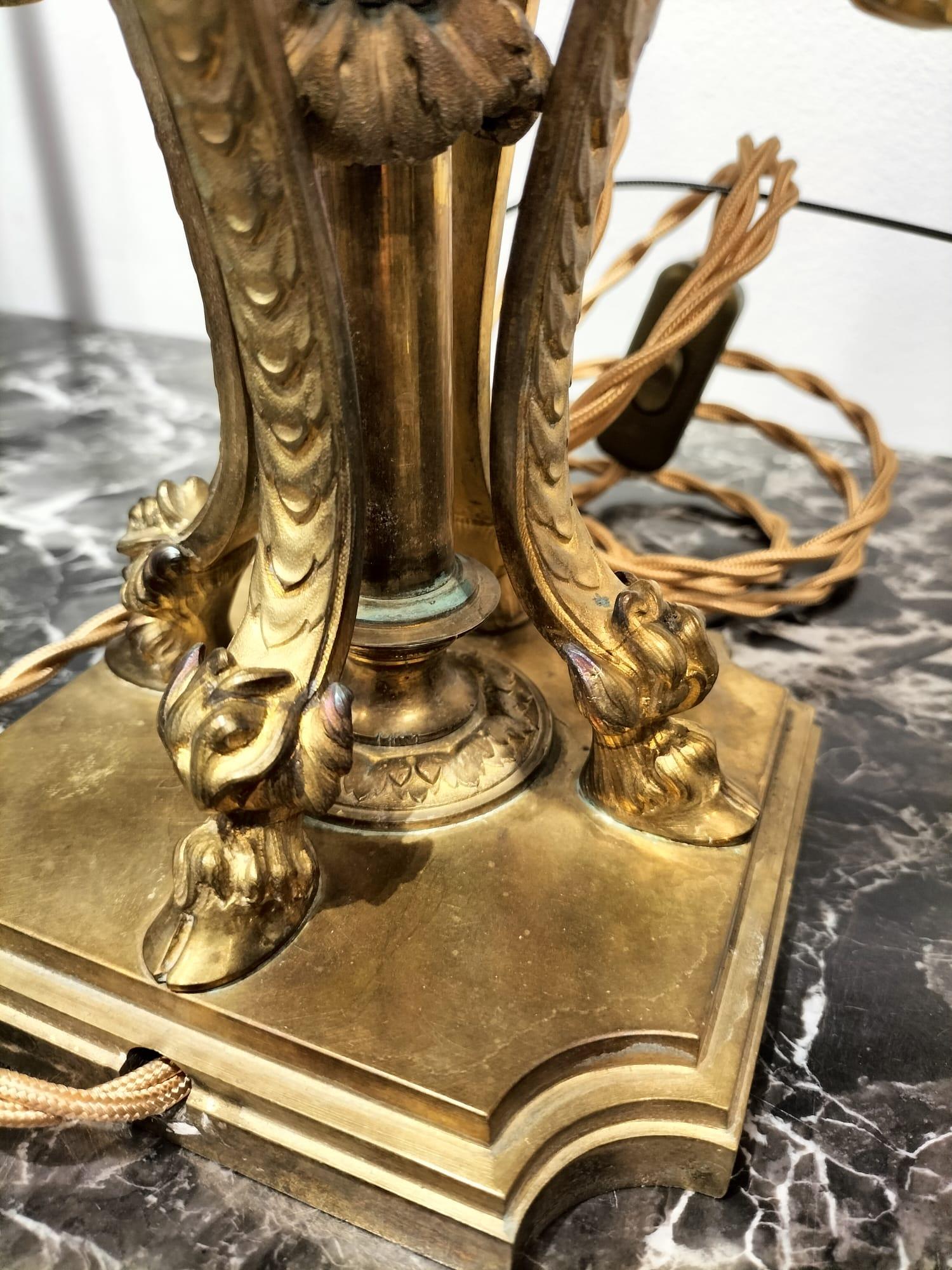 Bronze Lampe de table du 19e siècle en bronze doré avec têtes de bélier en vente
