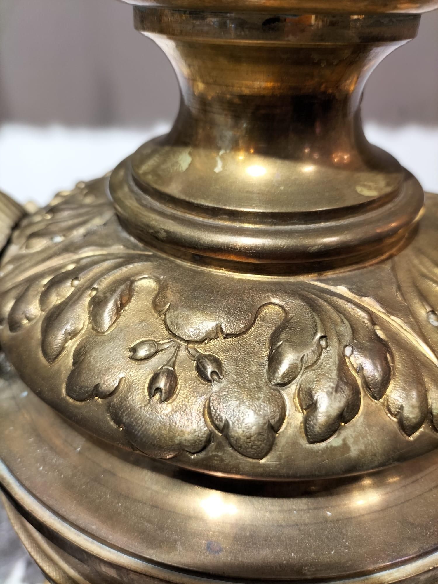 Lampe de table du 19e siècle en bronze doré avec têtes de bélier en vente 1