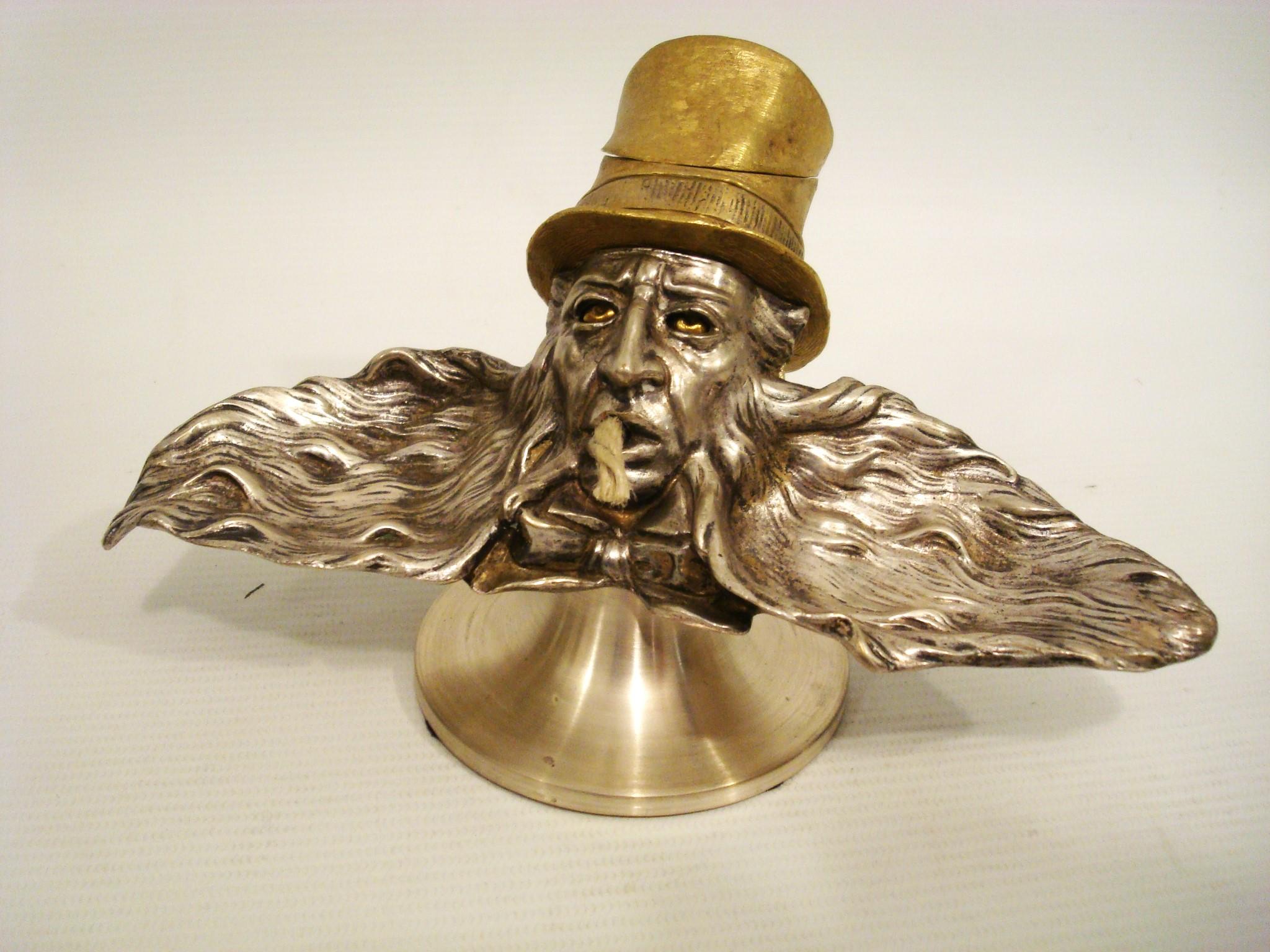 Très rare briquet de table à tabac et à cigares en bronze argenté du 19e siècle. 

Les traits finement moulés et ciselés d'un homme en bronze avec un chapeau haut de forme et une grande barbe. Le bec peut être utilisé comme cendrier.
La tête dispose