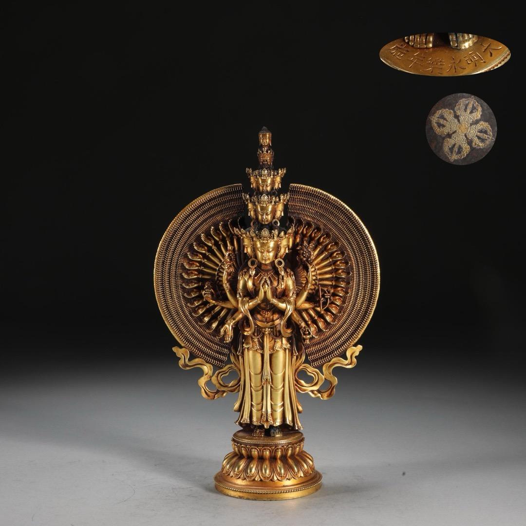 Statue debout d'Avalokiteshvara à mille bras en bronze doré du XIXe siècle - Symbole de la compassion infinie et de la protection divine

Cette statue d'Avalokiteshvara à mille bras en bronze doré du XIXe siècle est une représentation époustouflante
