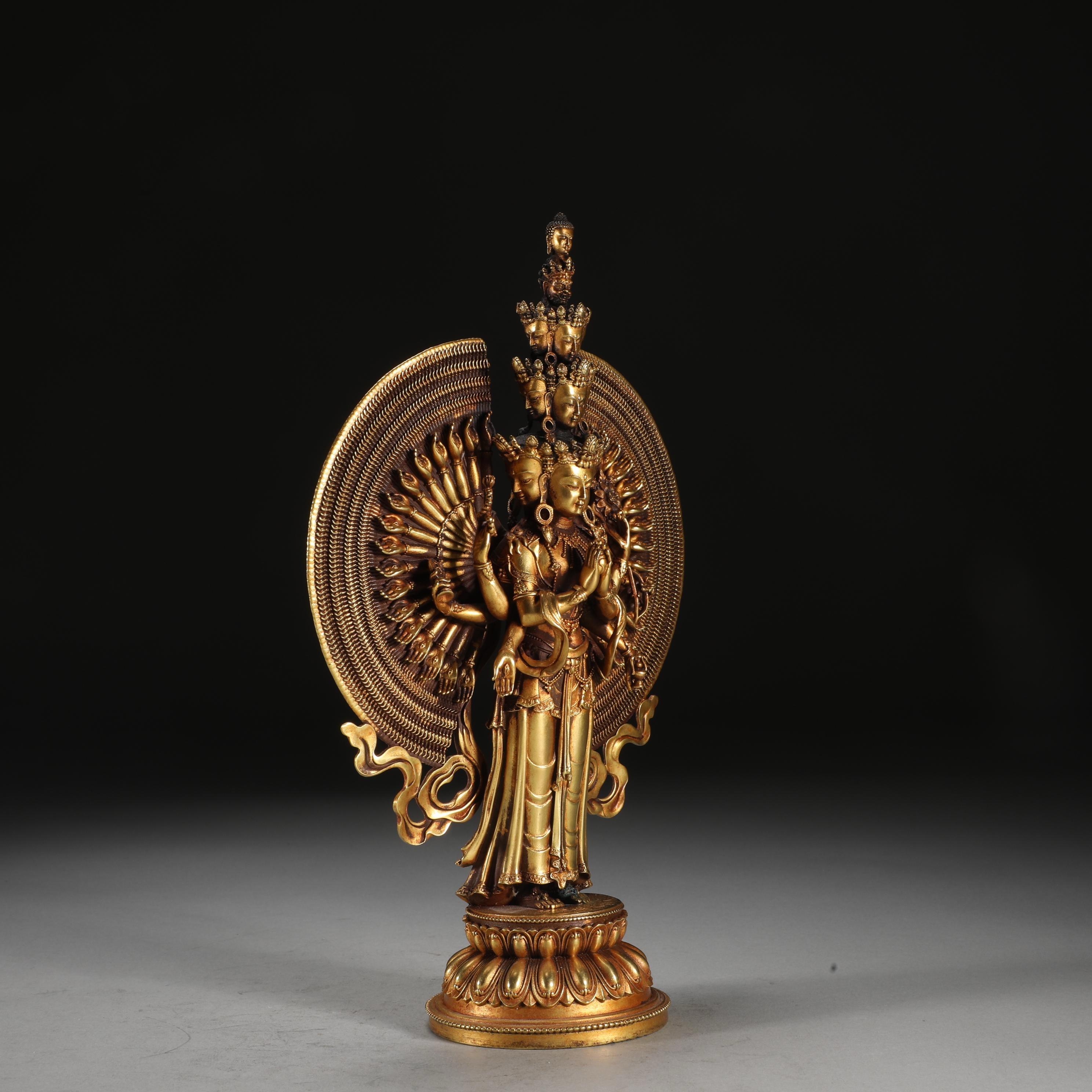 Statue debout d'Avalokiteshvara aux mille bras en bronze doré du XIXe siècle État moyen - En vente à 景德镇市, CN