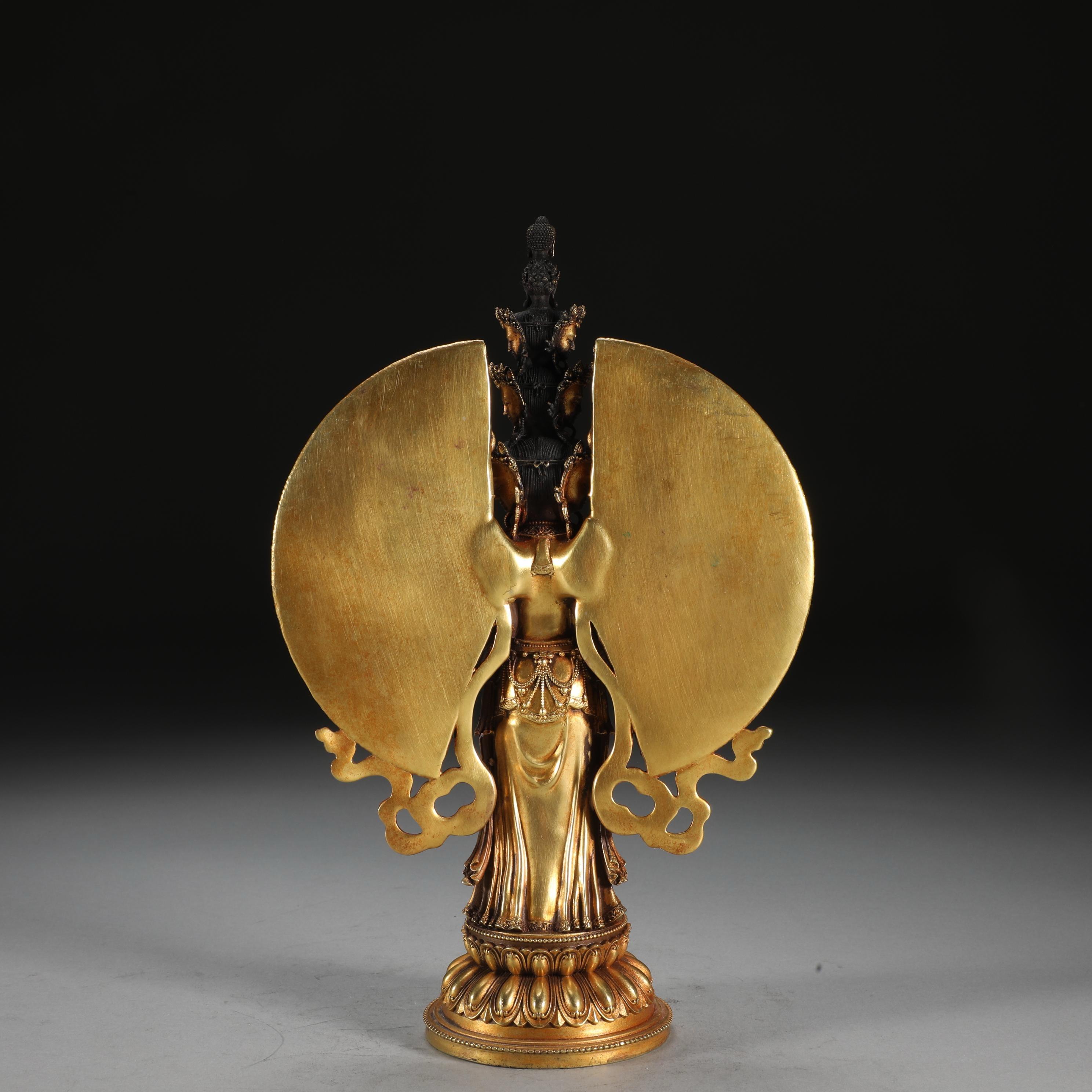 Bronze Statue debout d'Avalokiteshvara aux mille bras en bronze doré du XIXe siècle en vente