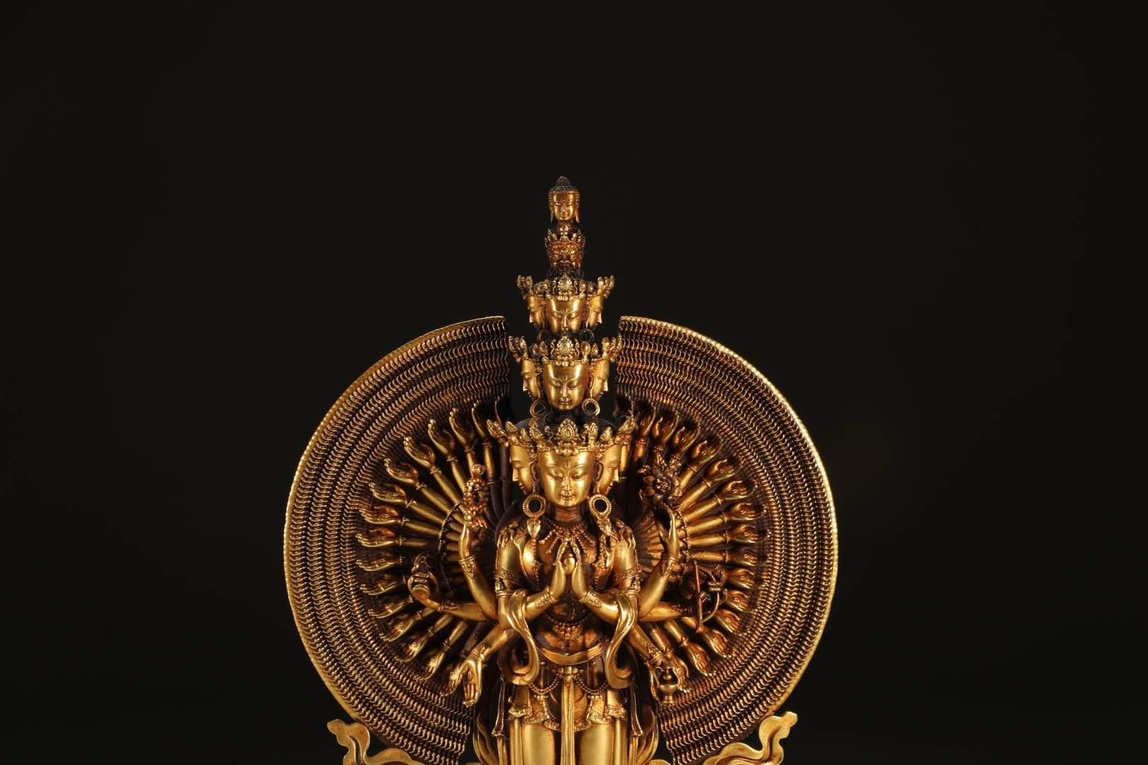 Statue debout d'Avalokiteshvara aux mille bras en bronze doré du XIXe siècle en vente 1