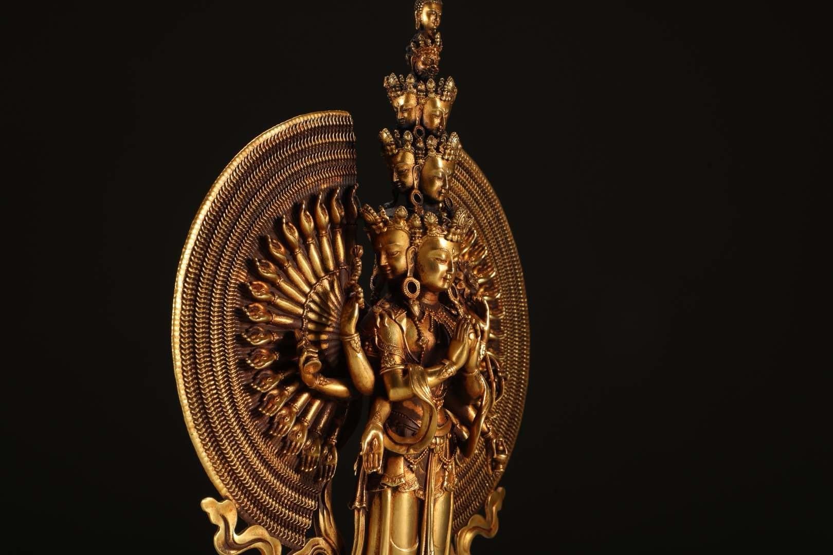 Statue debout d'Avalokiteshvara aux mille bras en bronze doré du XIXe siècle en vente 2