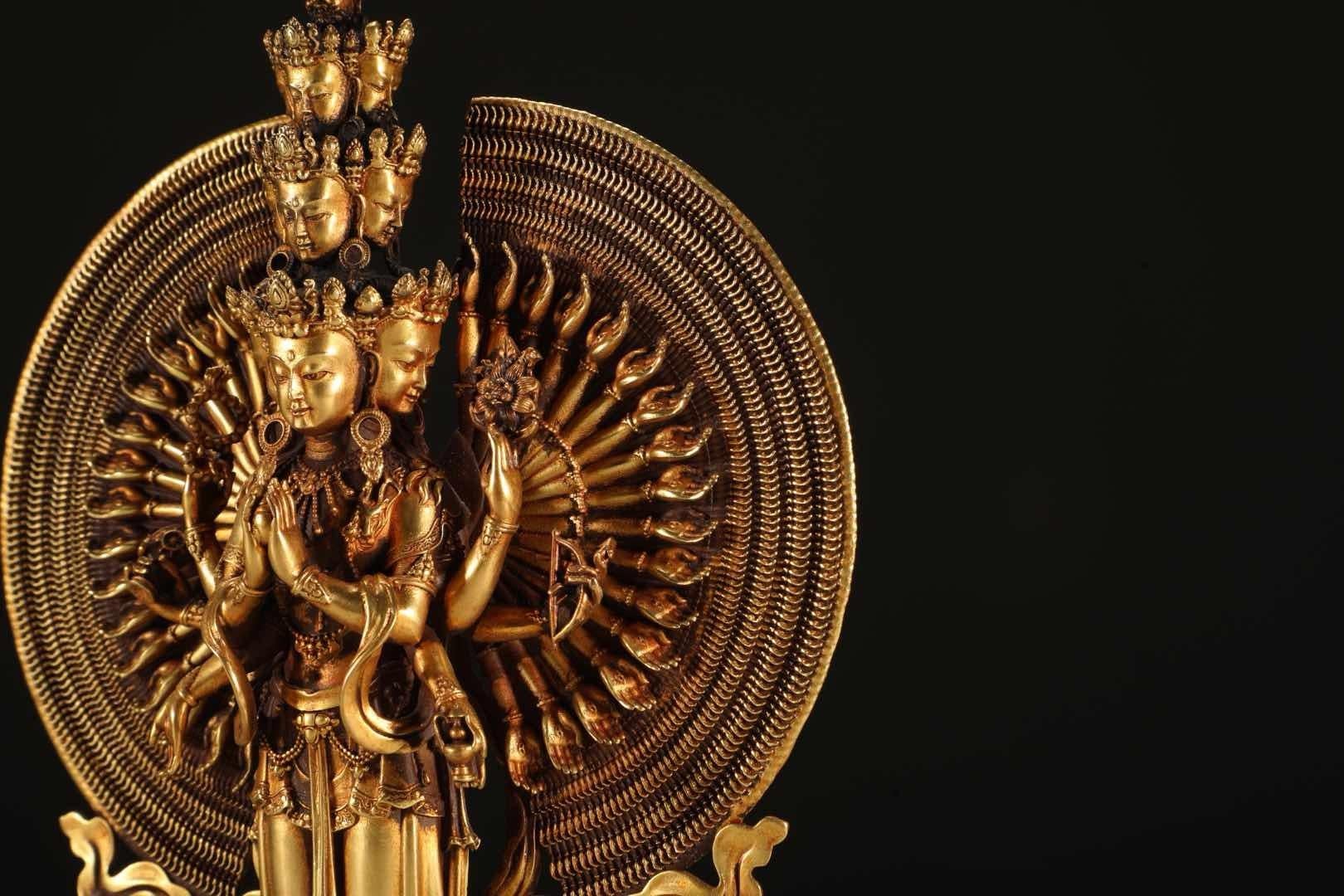 Statue debout d'Avalokiteshvara aux mille bras en bronze doré du XIXe siècle en vente 3