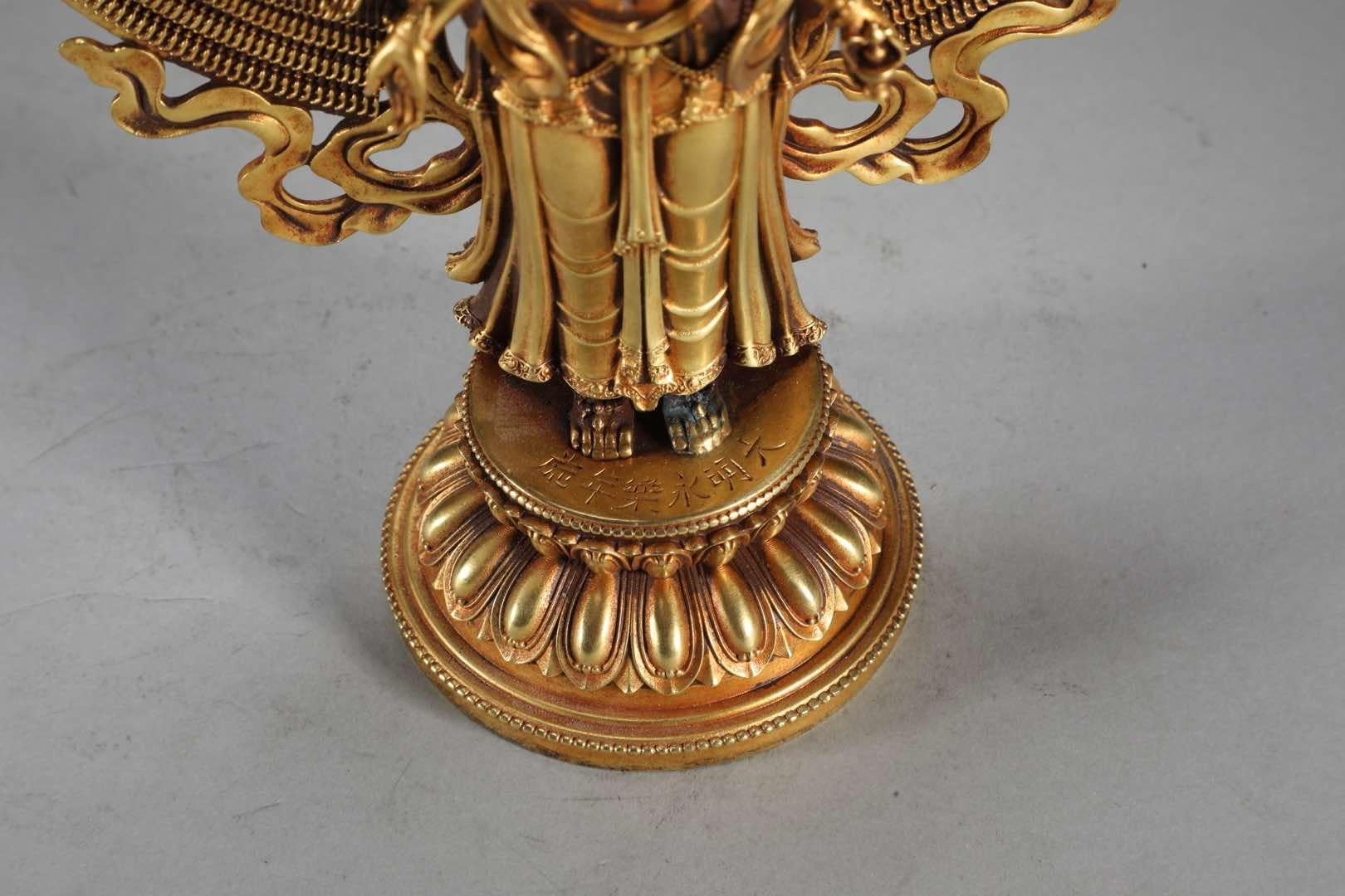 Statue debout d'Avalokiteshvara aux mille bras en bronze doré du XIXe siècle en vente 4