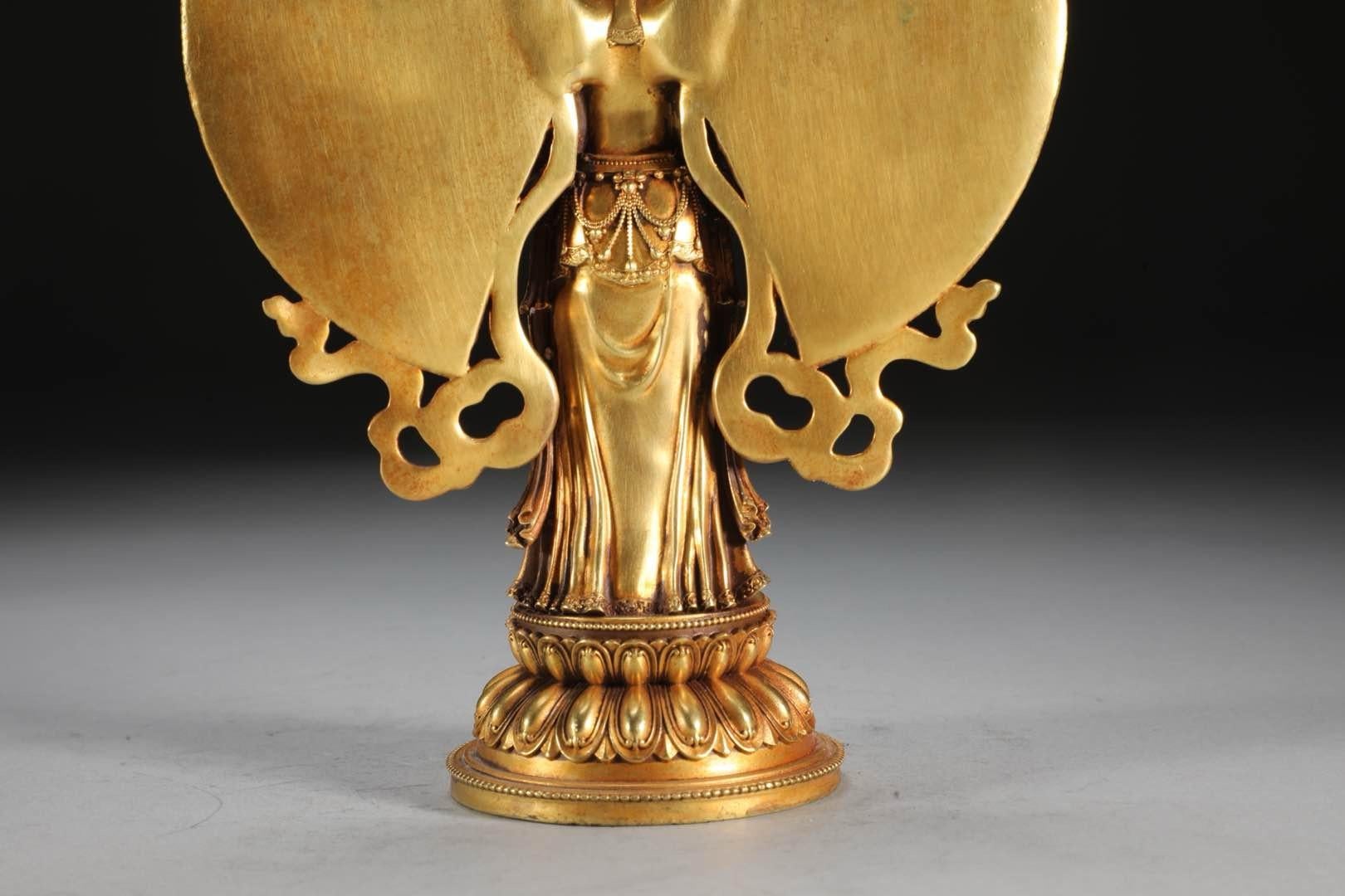 Statue debout d'Avalokiteshvara aux mille bras en bronze doré du XIXe siècle en vente 5