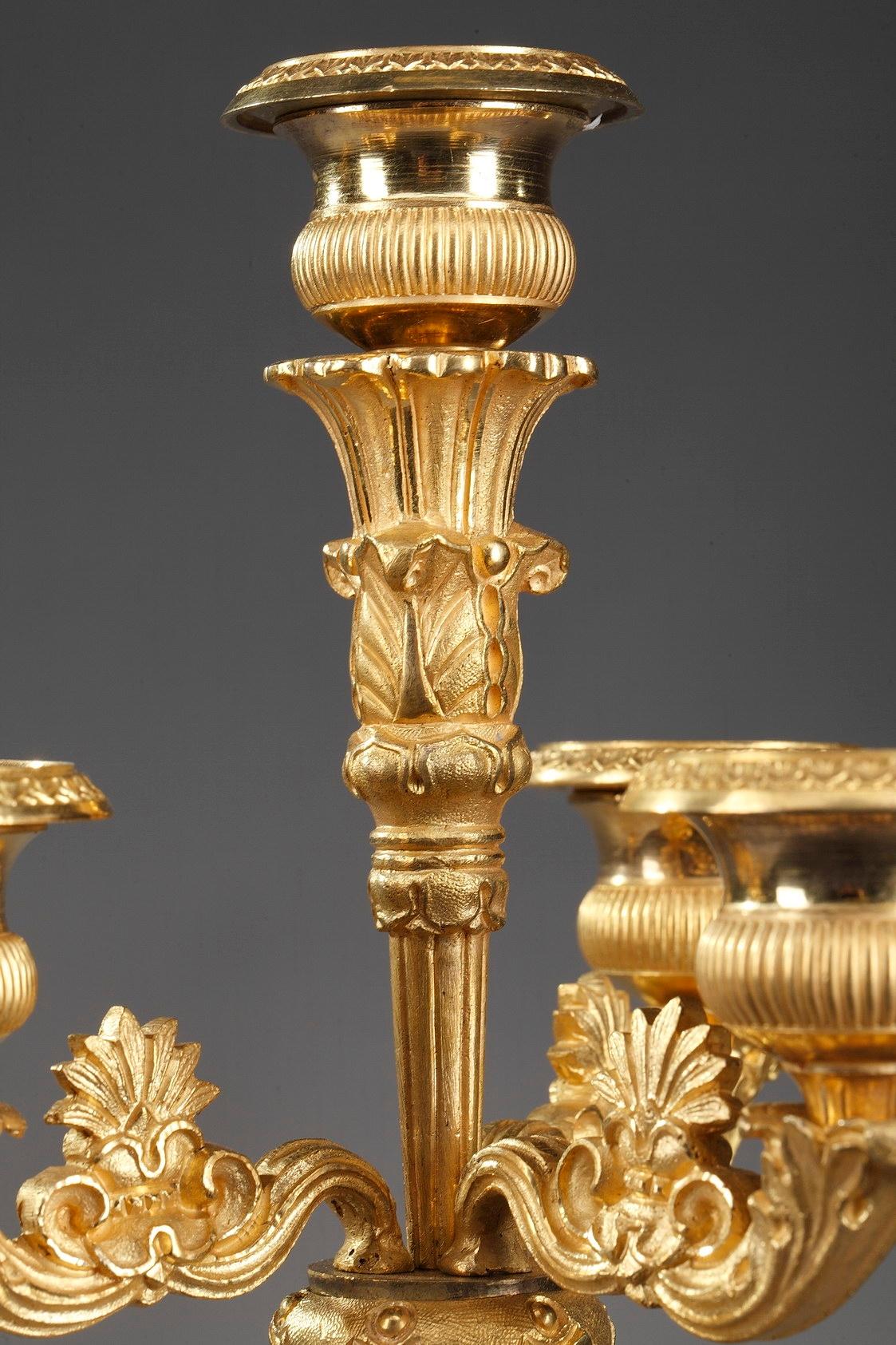troubadour-Kronleuchter aus vergoldeter Bronze des 19. Jahrhunderts mit höflicher Szene 7