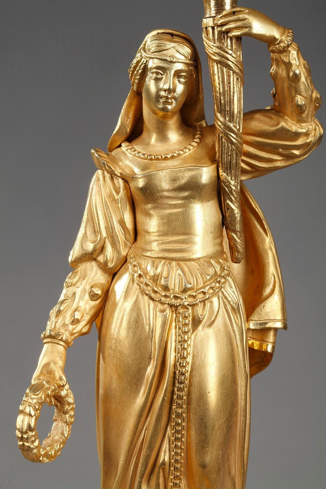 troubadour-Kronleuchter aus vergoldeter Bronze des 19. Jahrhunderts mit höflicher Szene 9